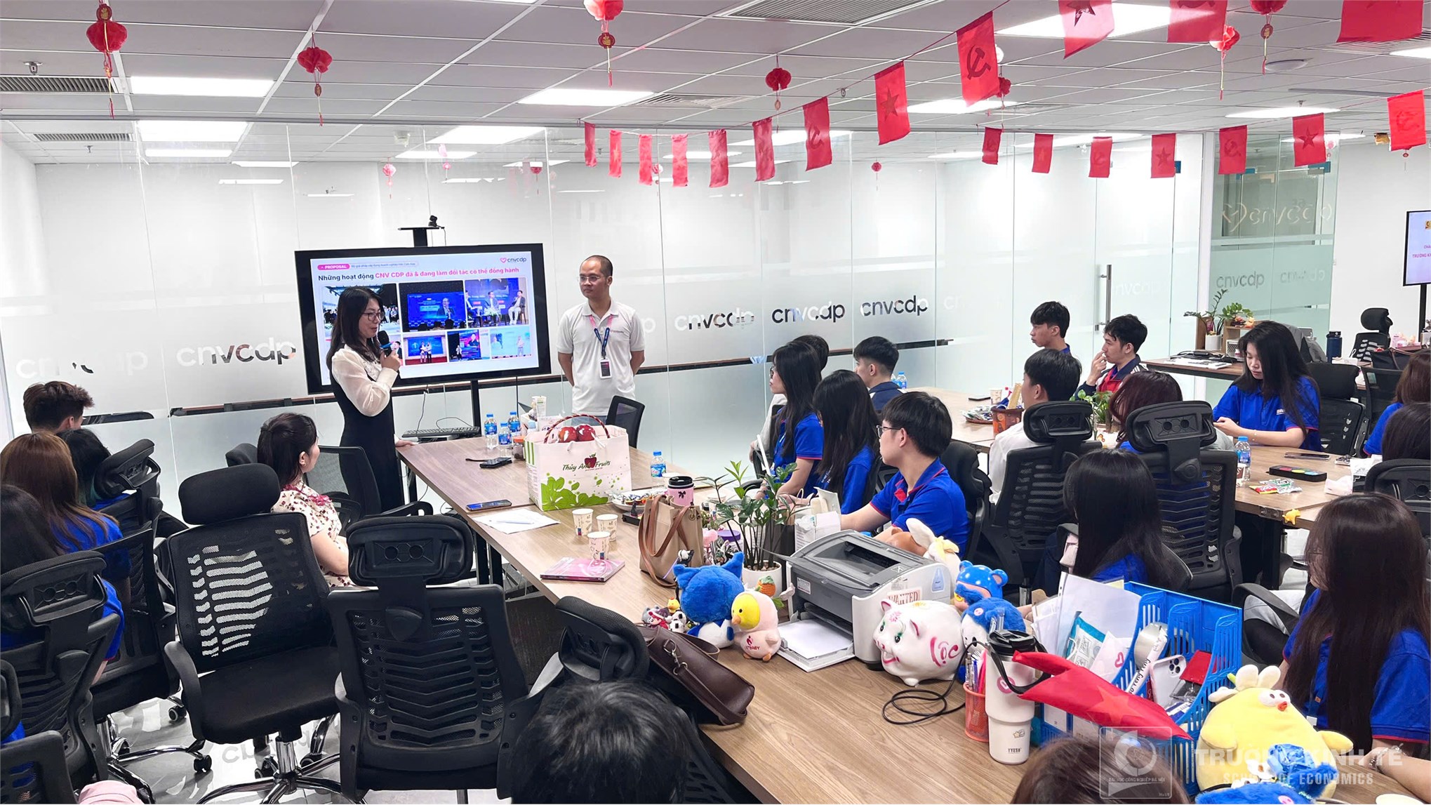 Sinh viên Khoa Kinh doanh số – Trường Kinh tế (HaUI) tham quan thực tế tại Công ty TNHH CNV Holdings