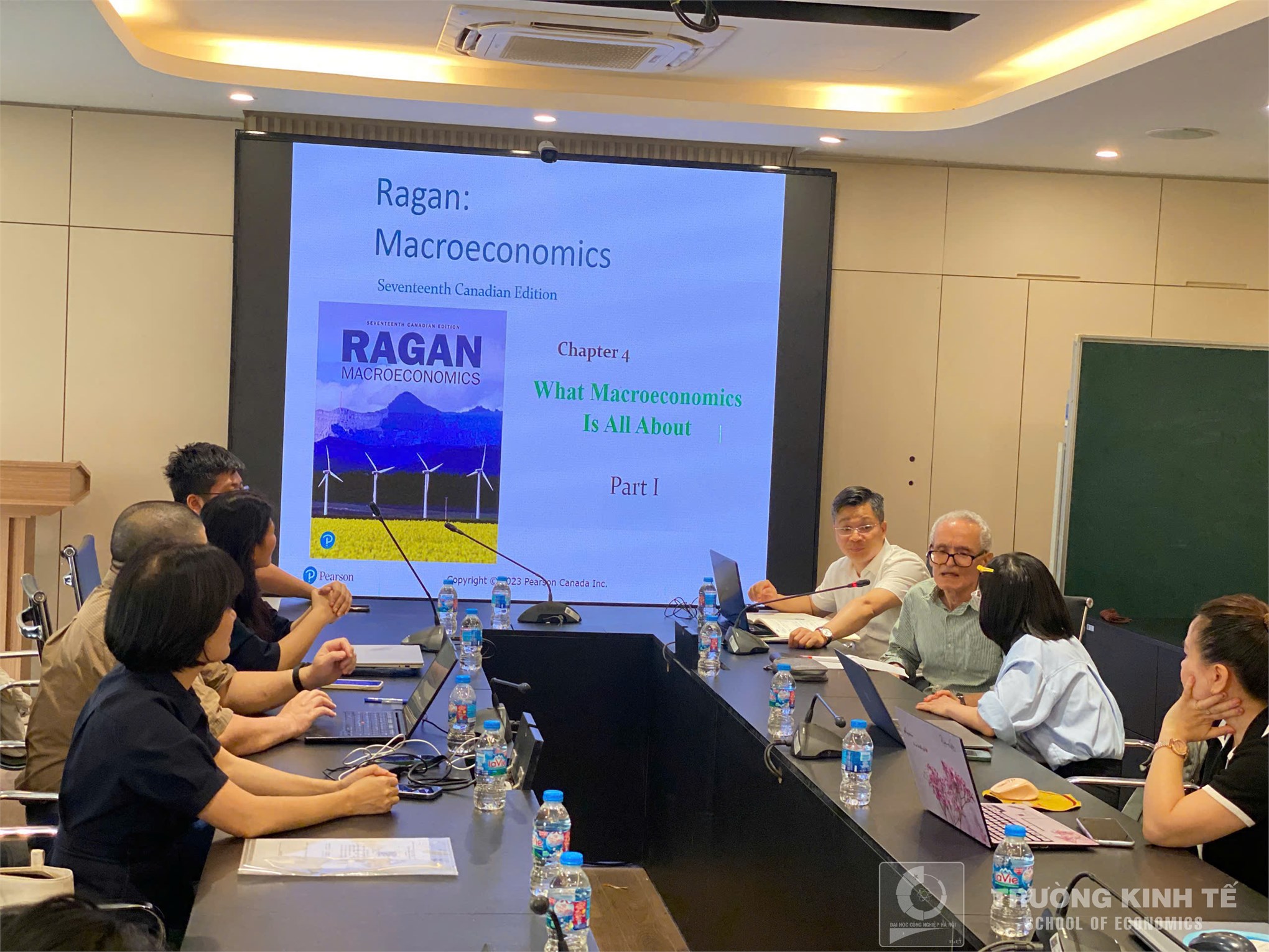 Trao đổi chuyên môn học phần Kinh tế học vĩ mô: “How to make macroeconomics become more interesting for students”