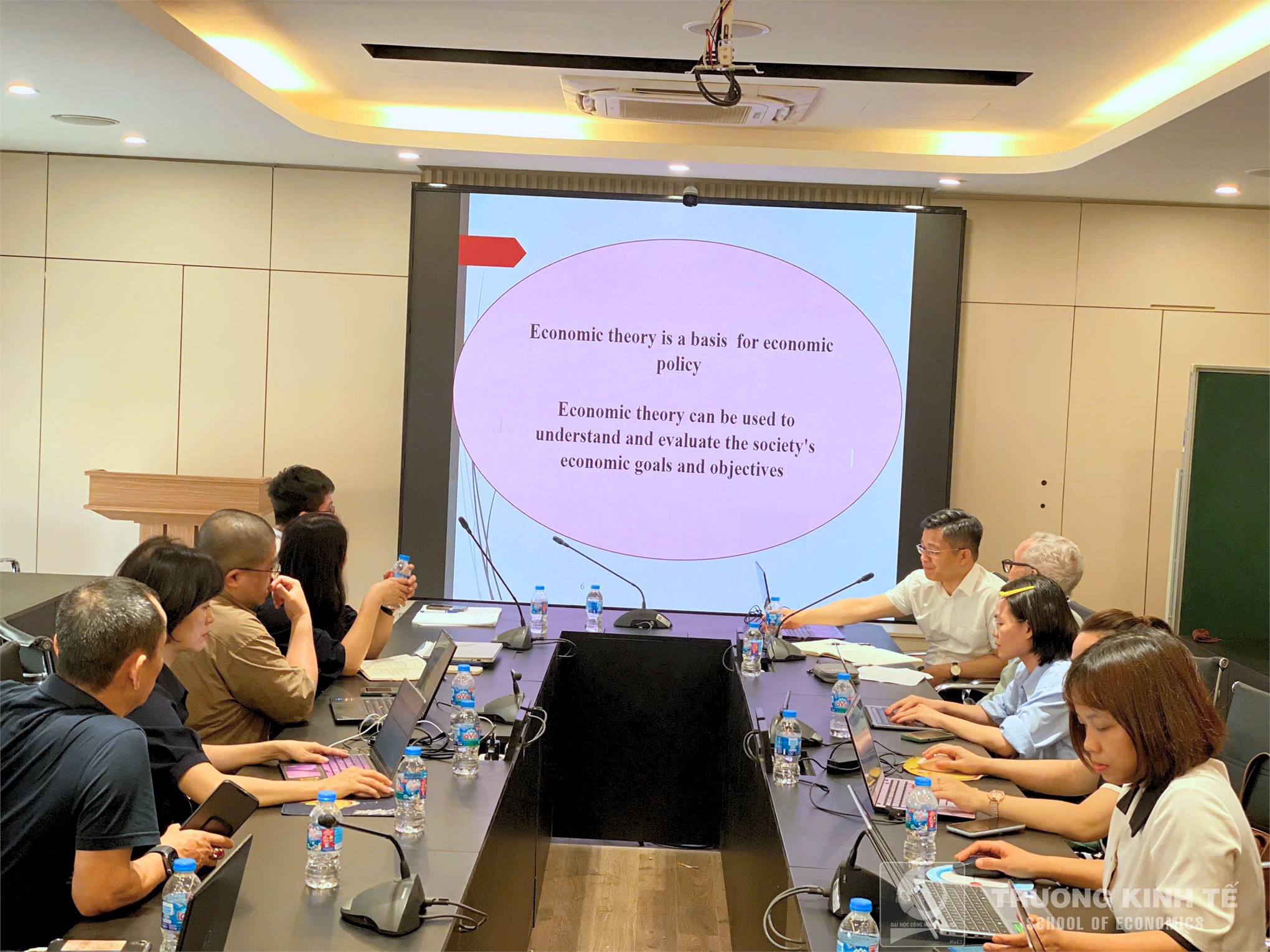 Trao đổi chuyên môn học phần Kinh tế học vĩ mô: “How to make macroeconomics become more interesting for students”