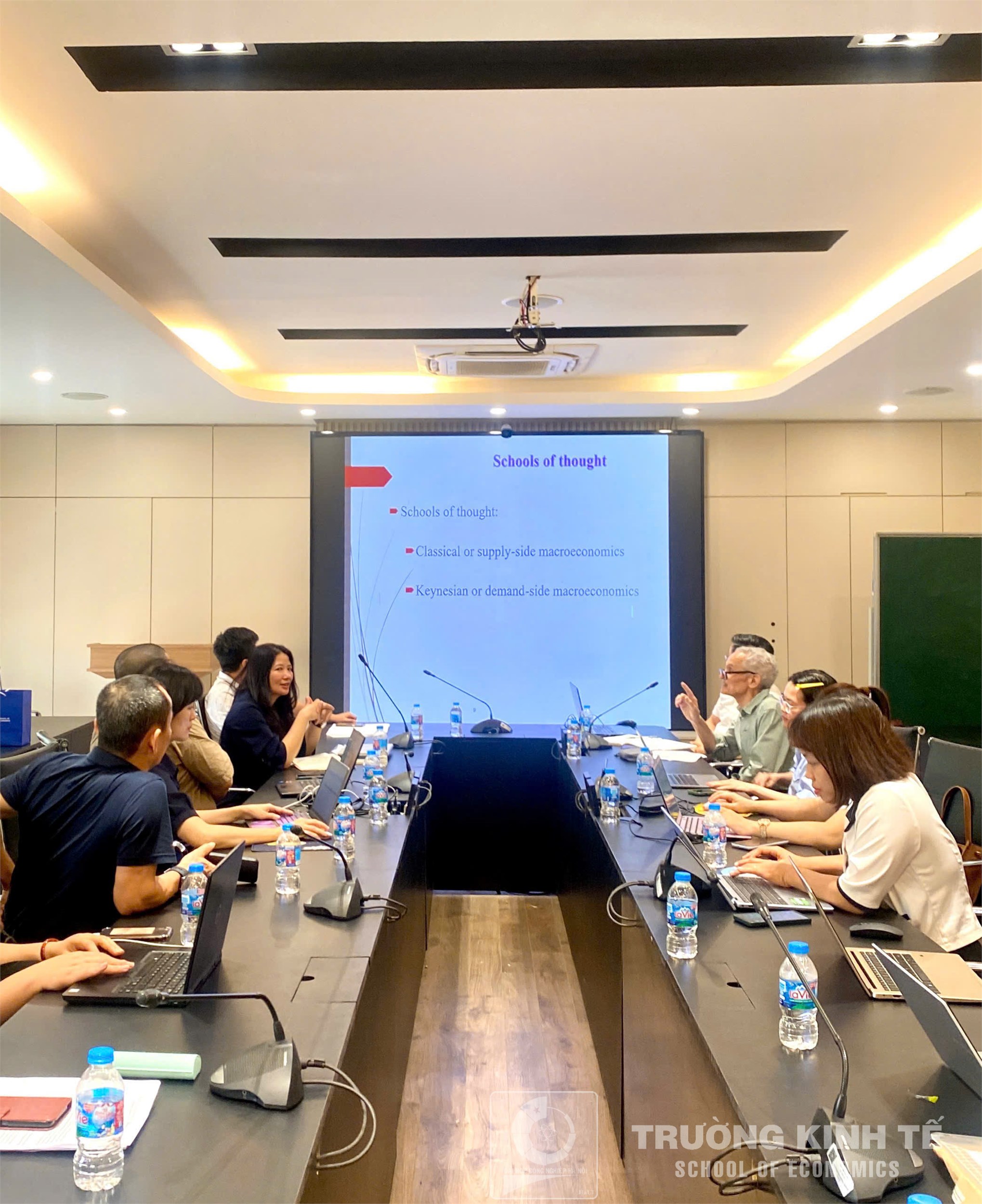 Trao đổi chuyên môn học phần Kinh tế học vĩ mô: “How to make macroeconomics become more interesting for students”