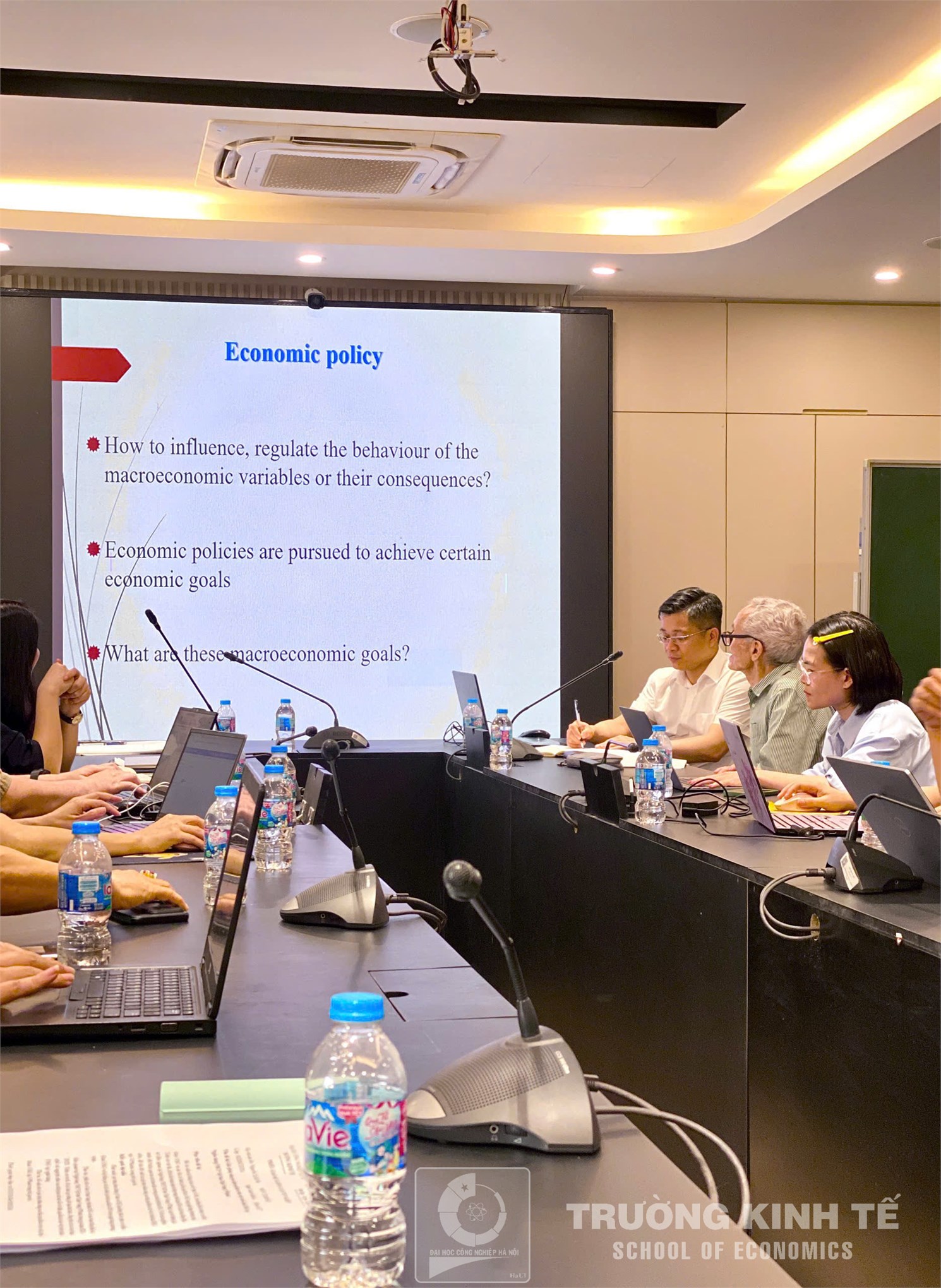 Trao đổi chuyên môn học phần Kinh tế học vĩ mô: “How to make macroeconomics become more interesting for students”