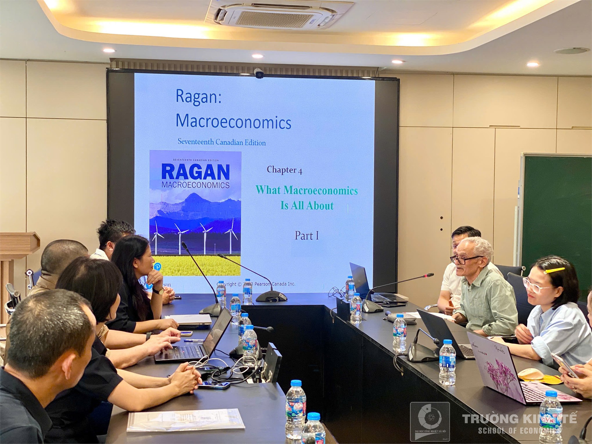 Trao đổi chuyên môn học phần Kinh tế học vĩ mô: “How to make macroeconomics become more interesting for students”