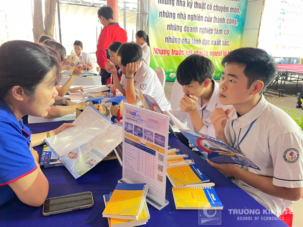 Trường Kinh tế, Đại học Công nghiệp Hà Nội tư vấn hướng nghiệp và tuyển sinh tại Trường THPT Nguyễn Công Trứ