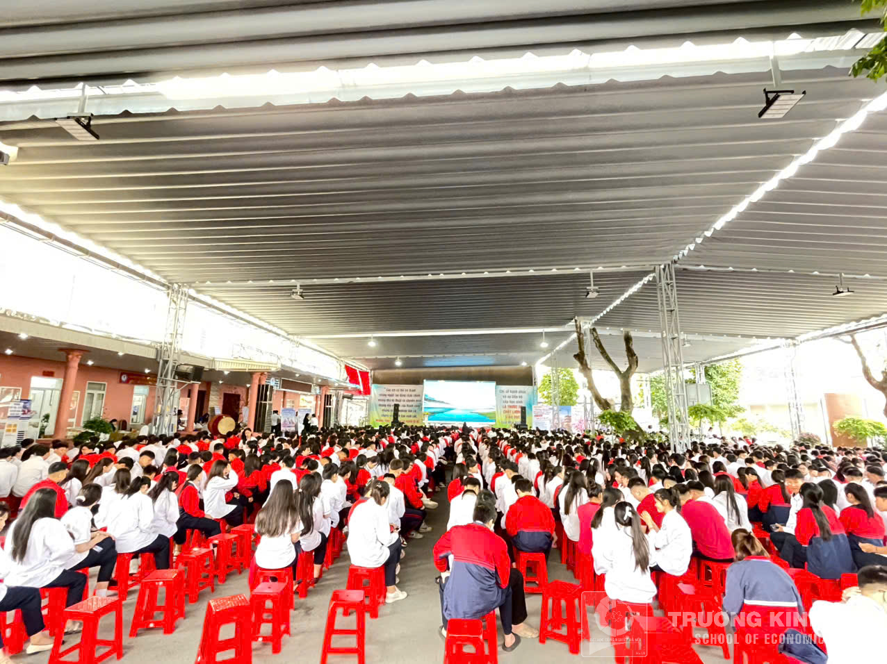 Trường Kinh tế, Đại học Công nghiệp Hà Nội tư vấn hướng nghiệp và tuyển sinh tại Trường THPT Nguyễn Công Trứ