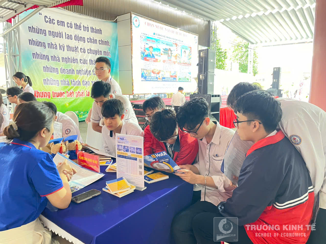 Trường Kinh tế, Đại học Công nghiệp Hà Nội tư vấn hướng nghiệp và tuyển sinh tại Trường THPT Nguyễn Công Trứ