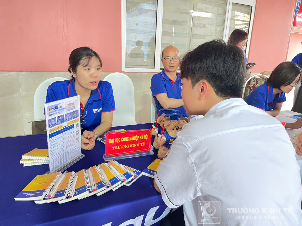 Trường Kinh tế, Đại học Công nghiệp Hà Nội tư vấn hướng nghiệp và tuyển sinh tại Trường THPT Nguyễn Công Trứ