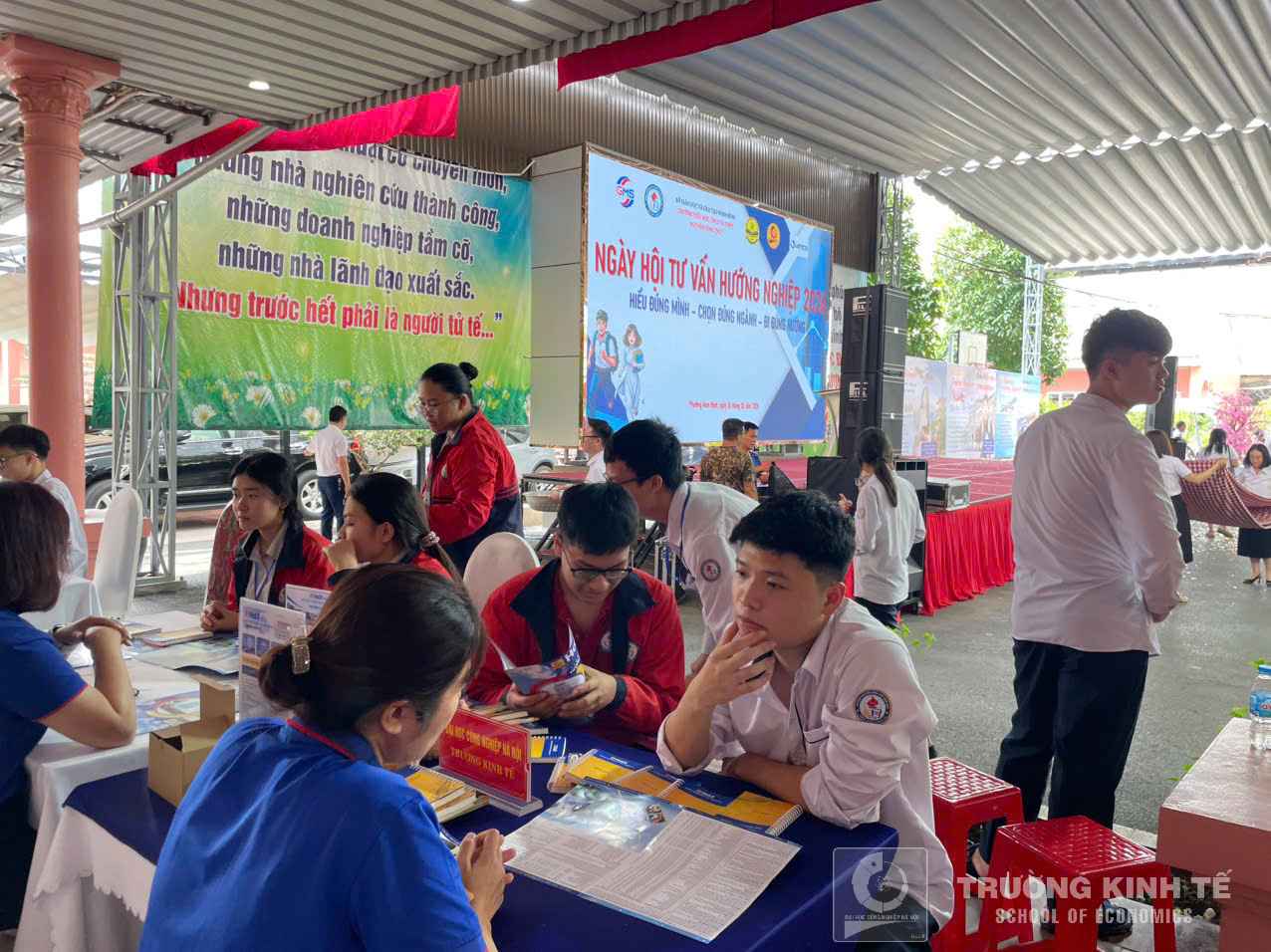 Trường Kinh tế, Đại học Công nghiệp Hà Nội tư vấn hướng nghiệp và tuyển sinh tại Trường THPT Nguyễn Công Trứ