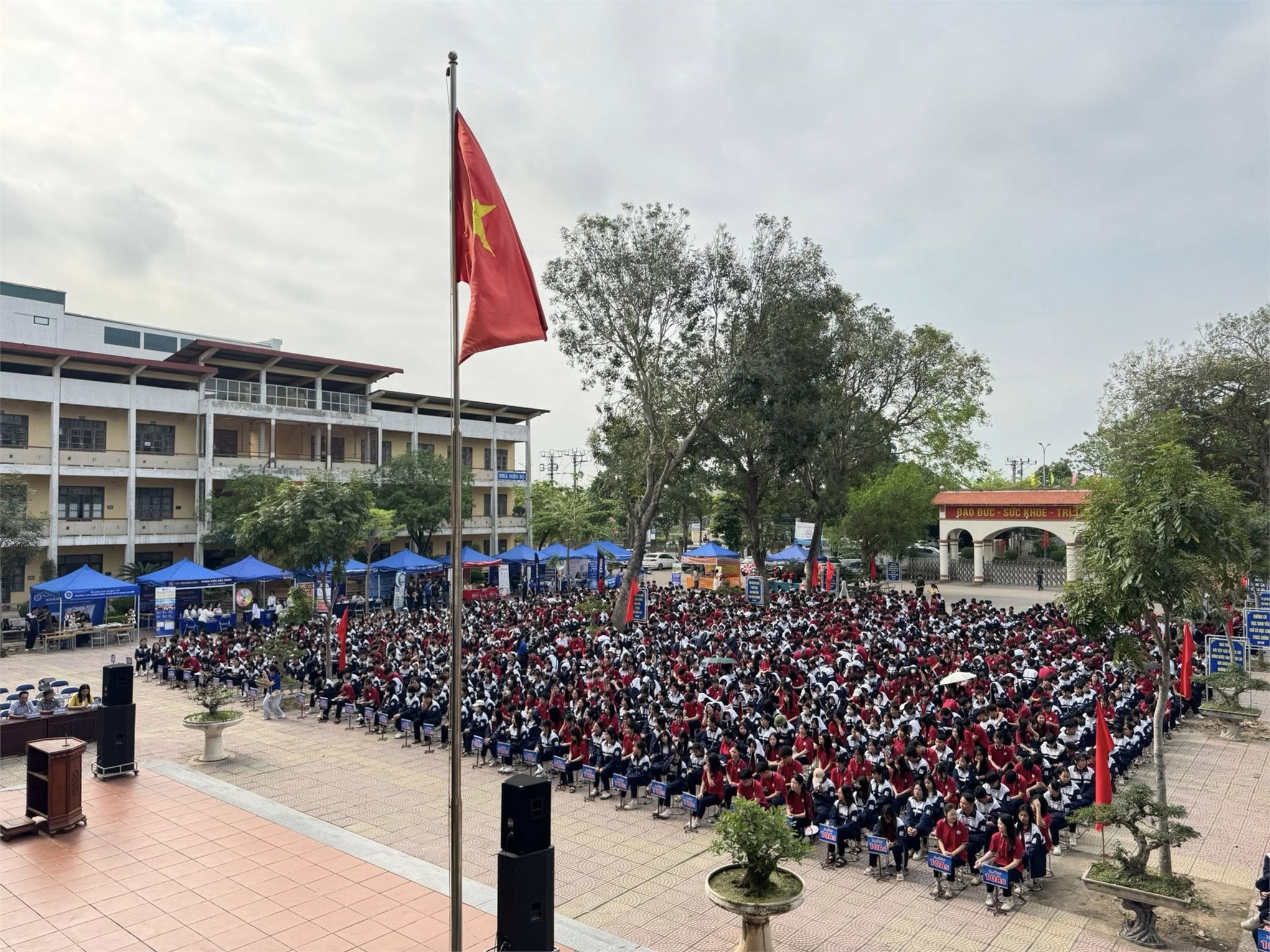 Trường Kinh tế, Đại học Công nghiệp Hà Nội tư vấn hướng nghiệp và tuyển sinh tại Trường THPT Nguyễn Văn Cừ