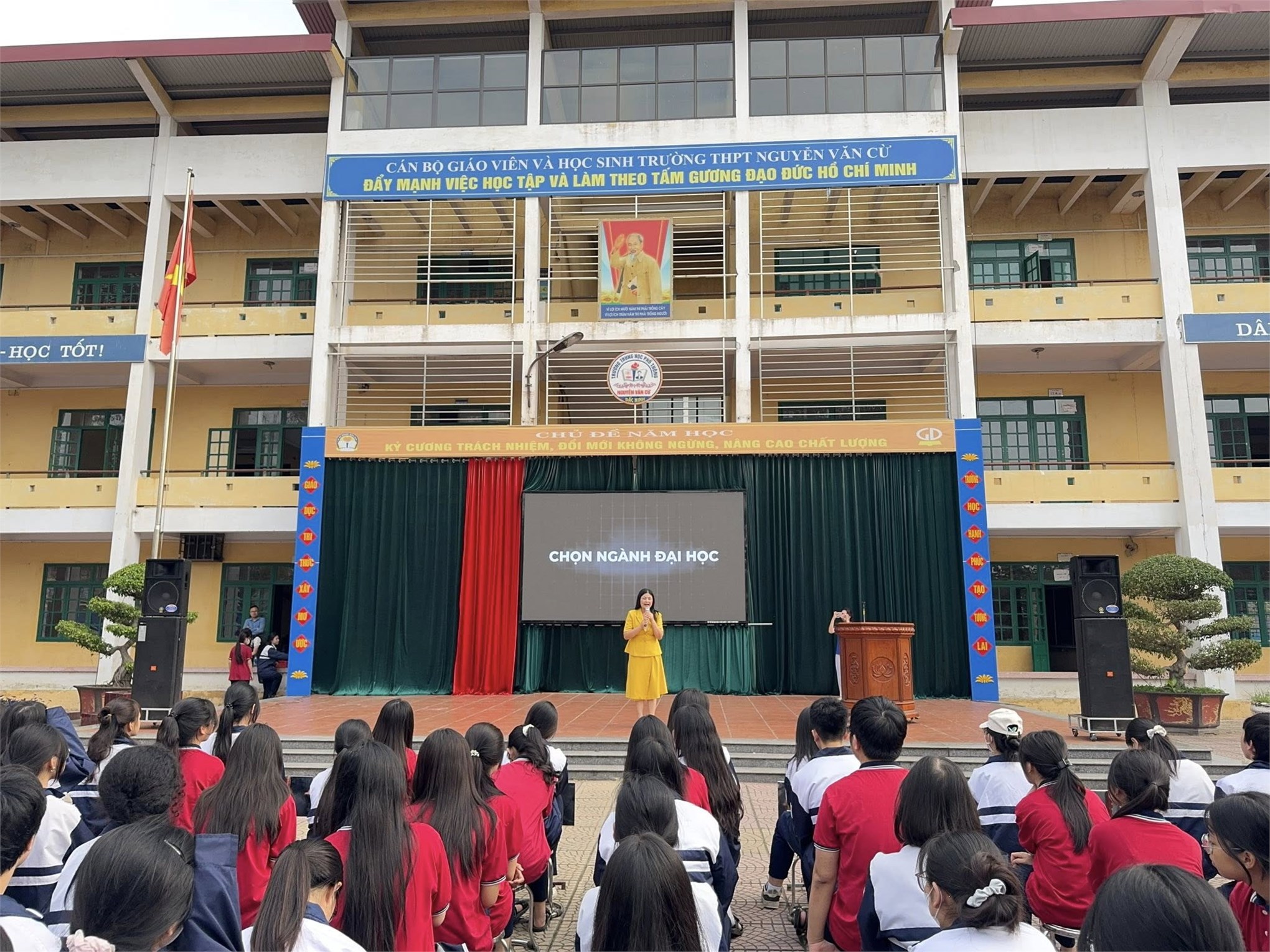 Trường Kinh tế, Đại học Công nghiệp Hà Nội tư vấn hướng nghiệp và tuyển sinh tại Trường THPT Nguyễn Văn Cừ