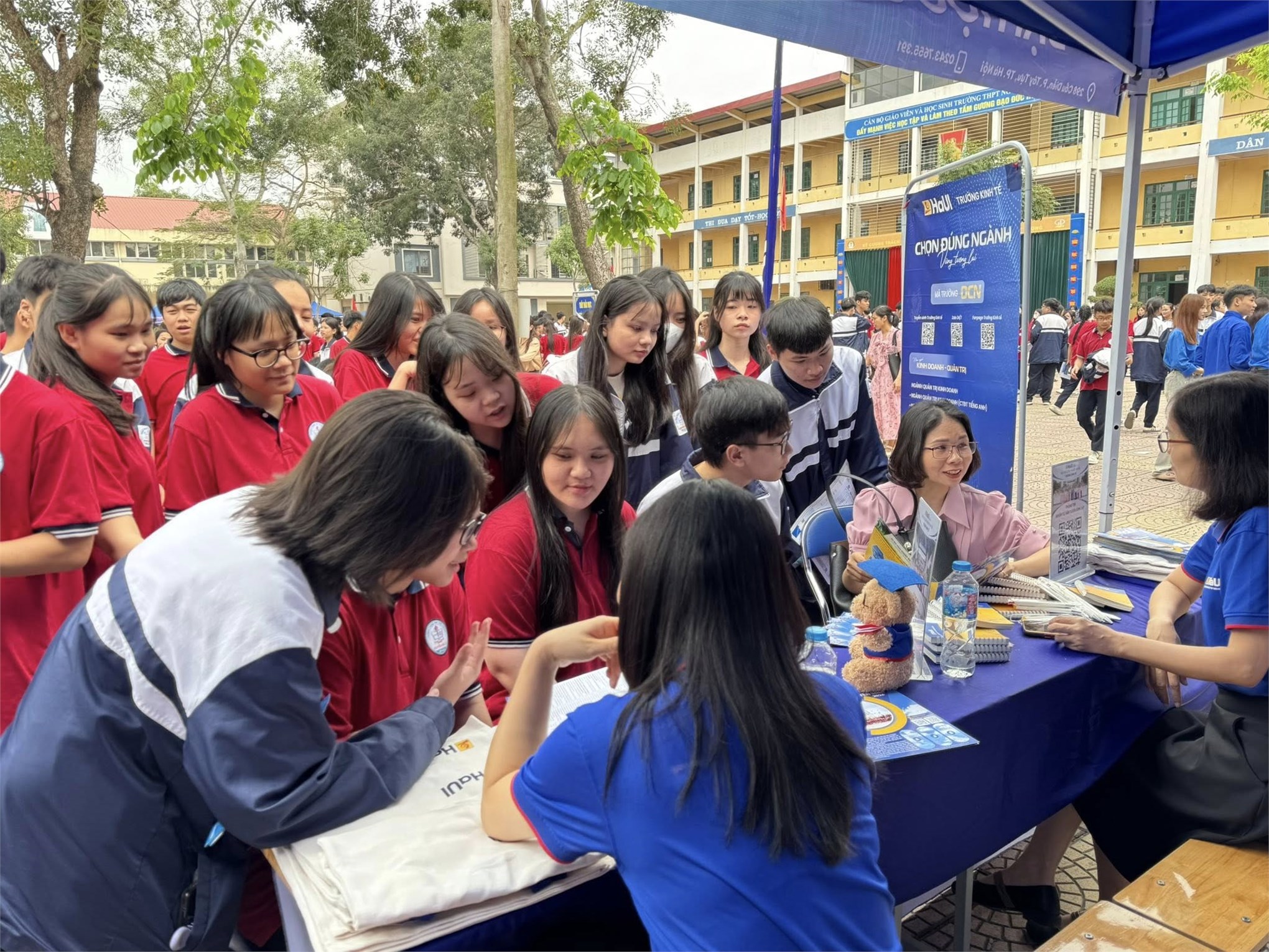 Trường Kinh tế, Đại học Công nghiệp Hà Nội tư vấn hướng nghiệp và tuyển sinh tại Trường THPT Nguyễn Văn Cừ