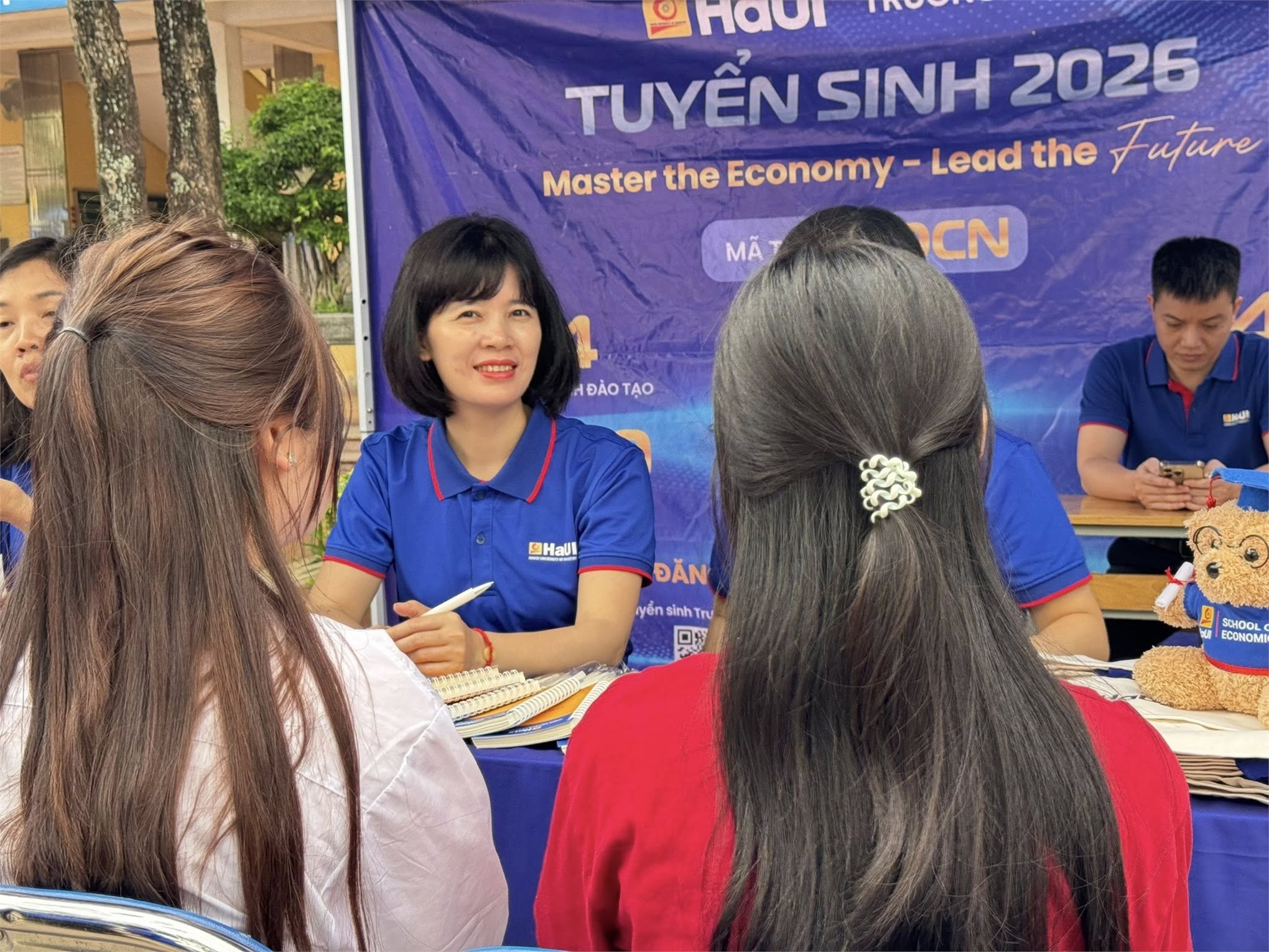 Trường Kinh tế, Đại học Công nghiệp Hà Nội tư vấn hướng nghiệp và tuyển sinh tại Trường THPT Nguyễn Văn Cừ