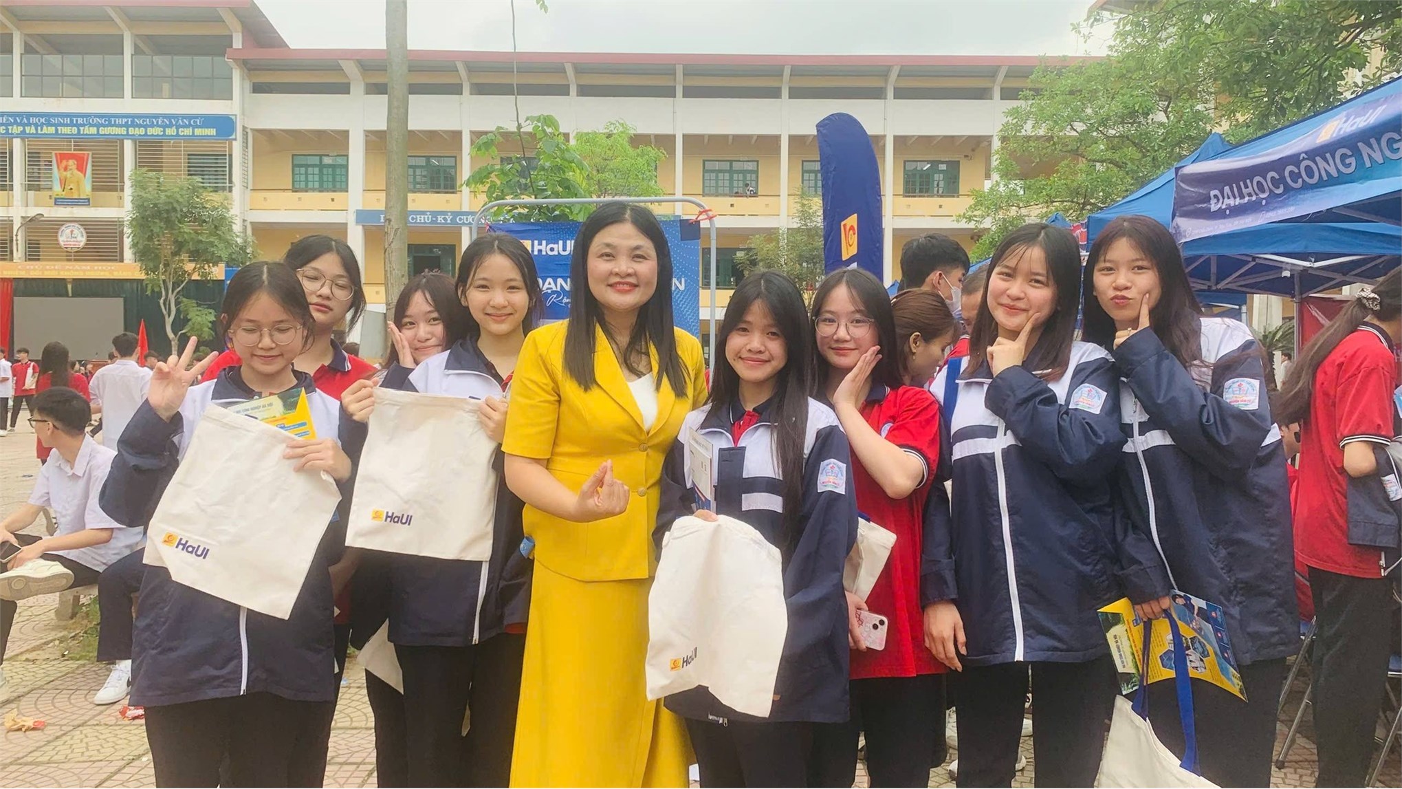 Trường Kinh tế, Đại học Công nghiệp Hà Nội tư vấn hướng nghiệp và tuyển sinh tại Trường THPT Nguyễn Văn Cừ