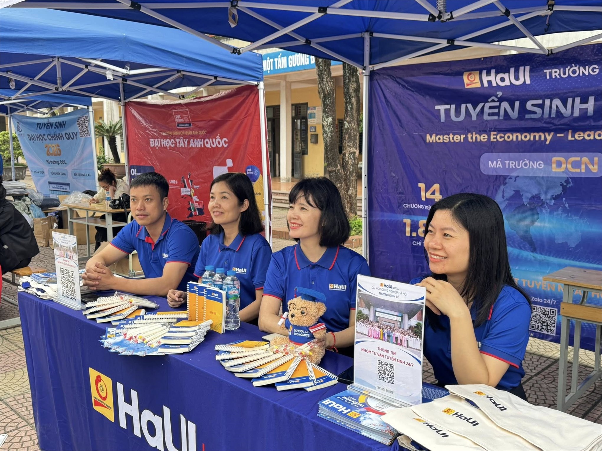 Trường Kinh tế, Đại học Công nghiệp Hà Nội tư vấn hướng nghiệp và tuyển sinh tại Trường THPT Nguyễn Văn Cừ