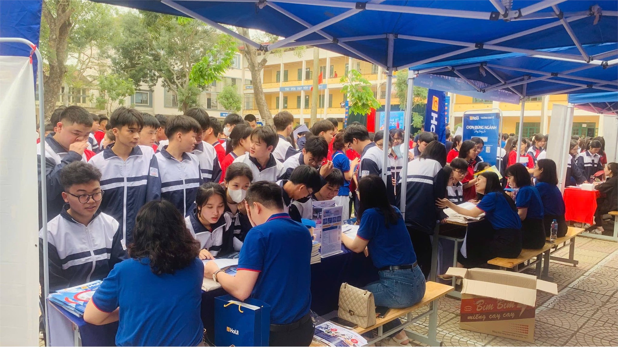 Trường Kinh tế, Đại học Công nghiệp Hà Nội tư vấn hướng nghiệp và tuyển sinh tại Trường THPT Nguyễn Văn Cừ