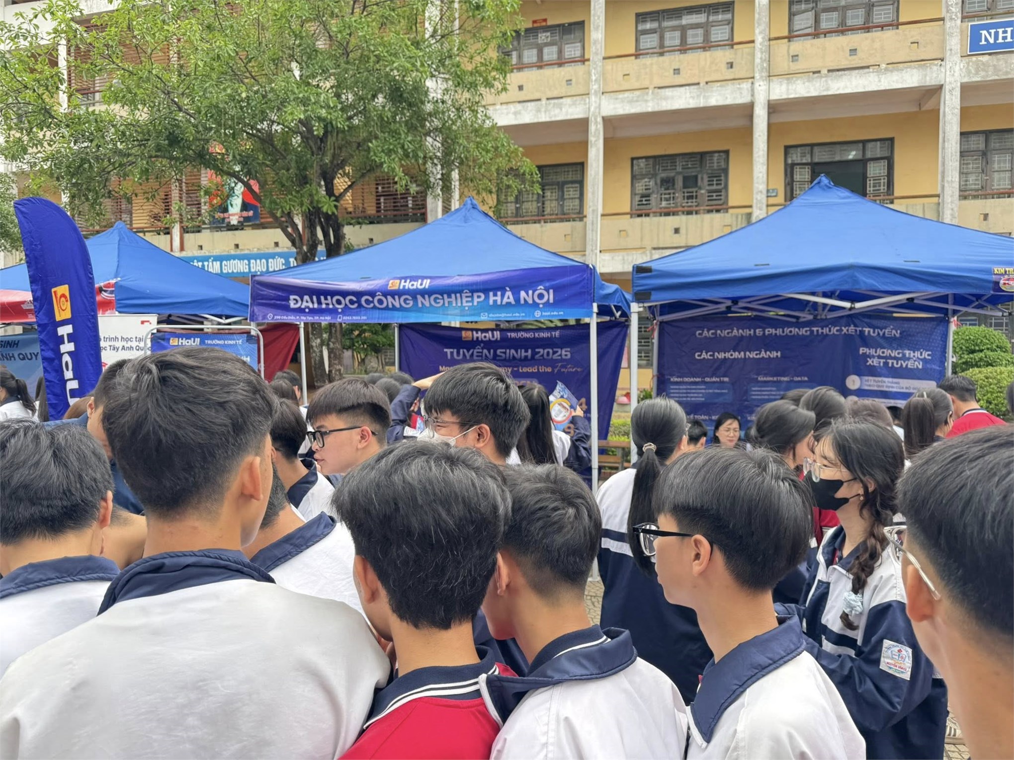 Trường Kinh tế, Đại học Công nghiệp Hà Nội tư vấn hướng nghiệp và tuyển sinh tại Trường THPT Nguyễn Văn Cừ