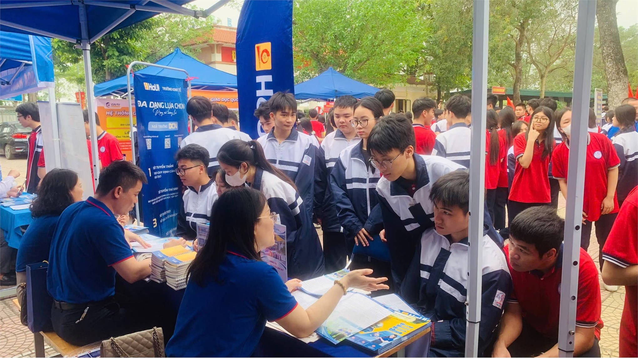 Trường Kinh tế, Đại học Công nghiệp Hà Nội tư vấn hướng nghiệp và tuyển sinh tại Trường THPT Nguyễn Văn Cừ