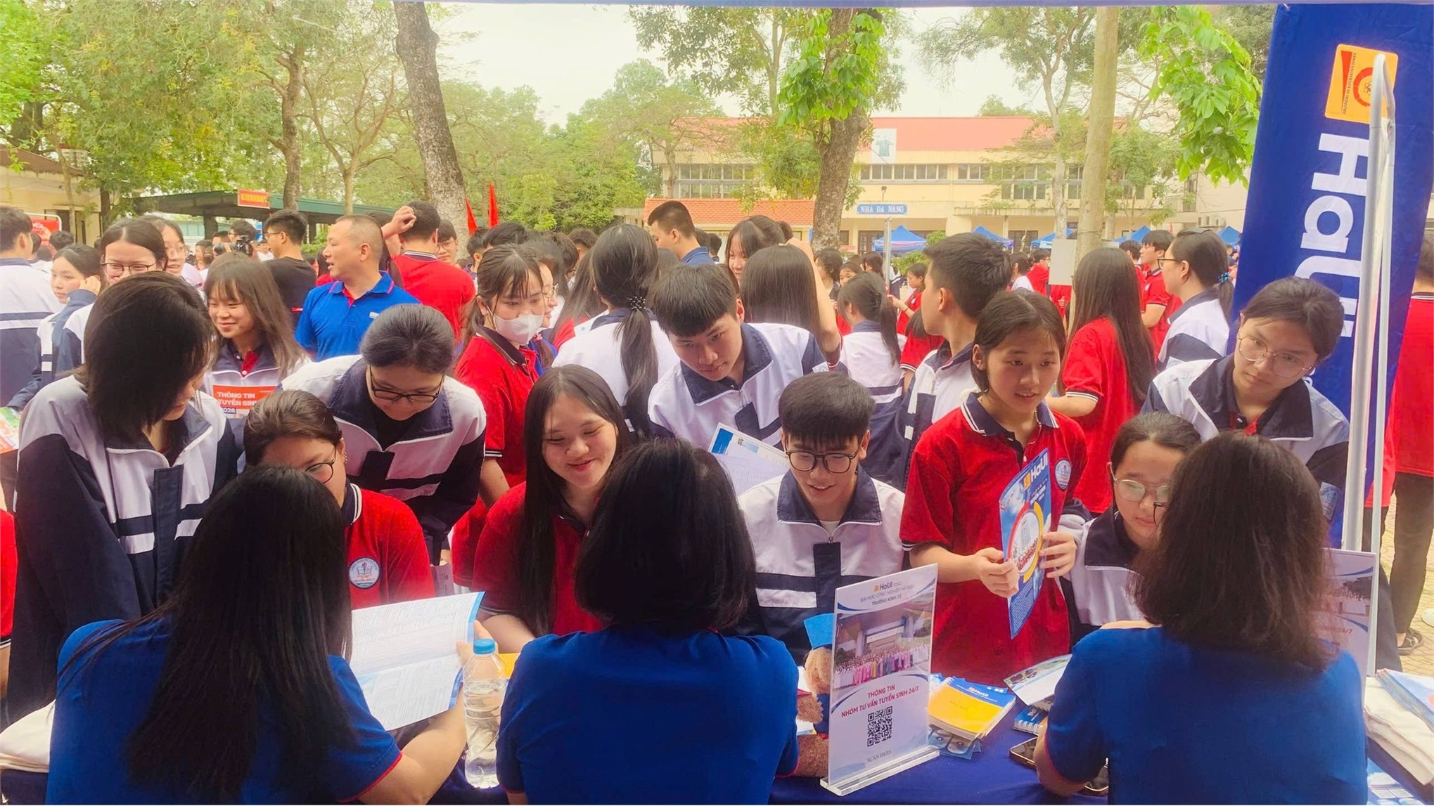 Trường Kinh tế, Đại học Công nghiệp Hà Nội tư vấn hướng nghiệp và tuyển sinh tại Trường THPT Nguyễn Văn Cừ