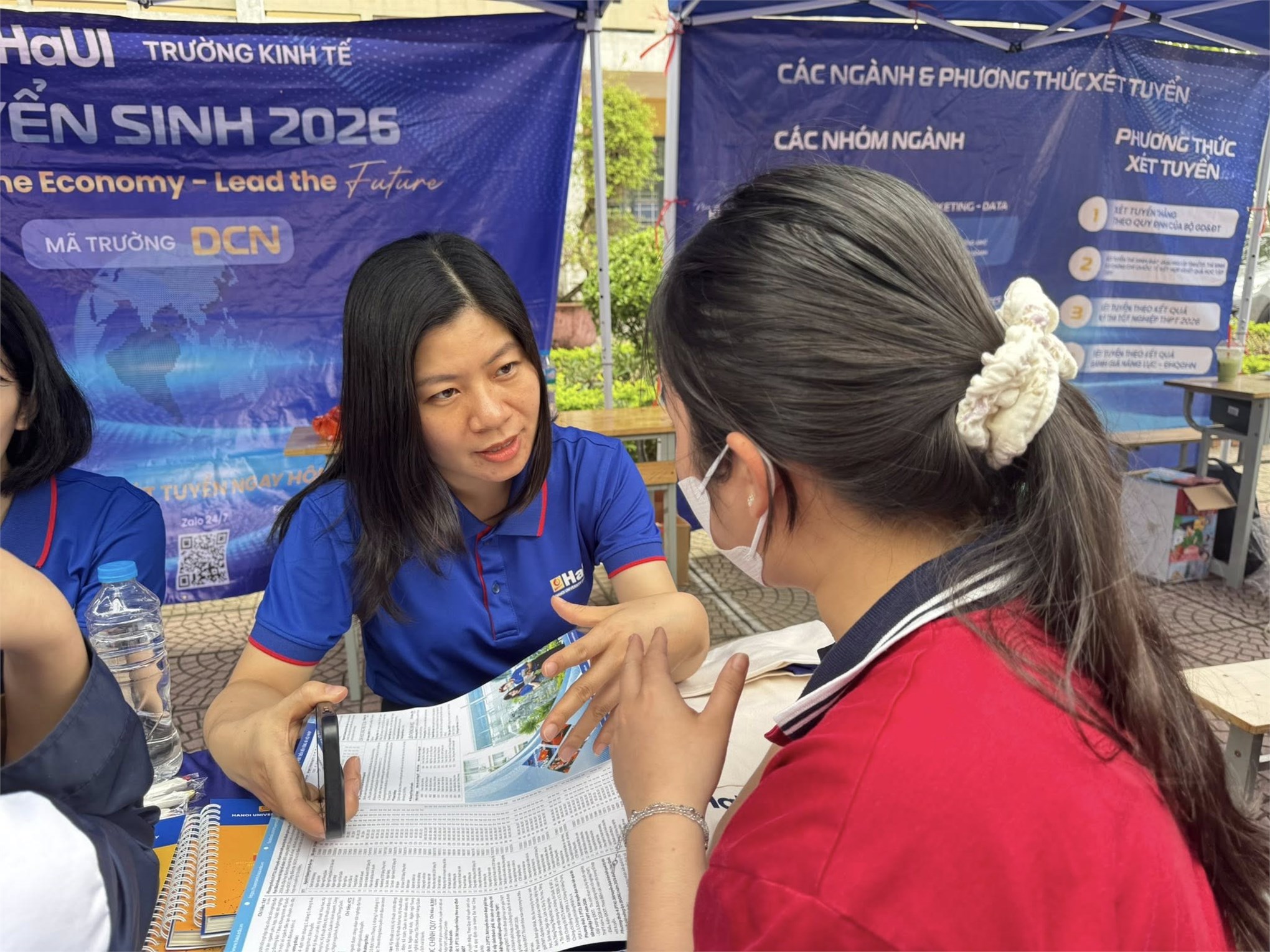 Trường Kinh tế, Đại học Công nghiệp Hà Nội tư vấn hướng nghiệp và tuyển sinh tại Trường THPT Nguyễn Văn Cừ