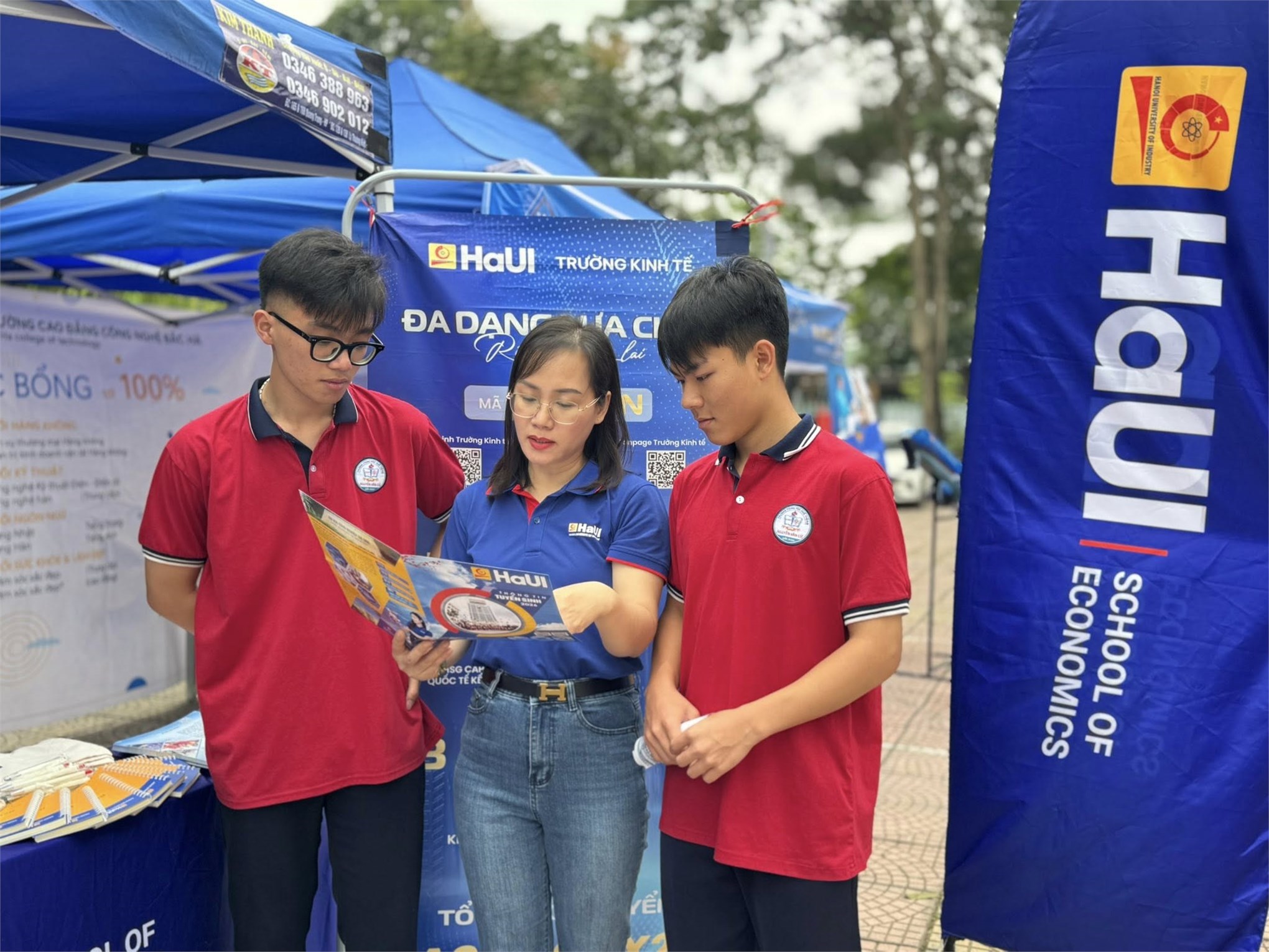 Trường Kinh tế, Đại học Công nghiệp Hà Nội tư vấn hướng nghiệp và tuyển sinh tại Trường THPT Nguyễn Văn Cừ