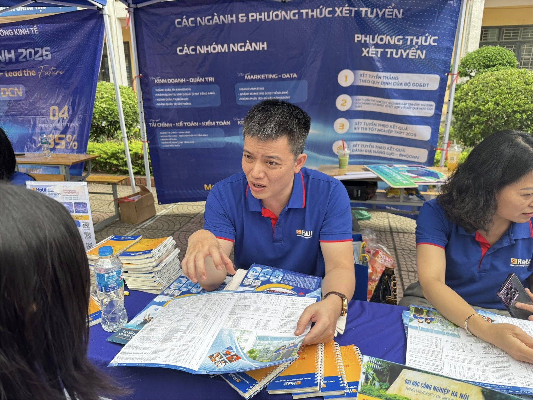 Trường Kinh tế, Đại học Công nghiệp Hà Nội tư vấn hướng nghiệp và tuyển sinh tại Trường THPT Nguyễn Văn Cừ