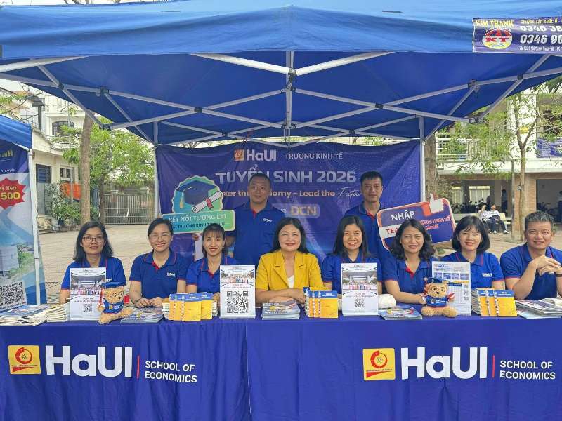 Trường Kinh tế, Đại học Công nghiệp Hà Nội tư vấn hướng nghiệp và tuyển sinh tại Trường THPT Lý Thái Tổ