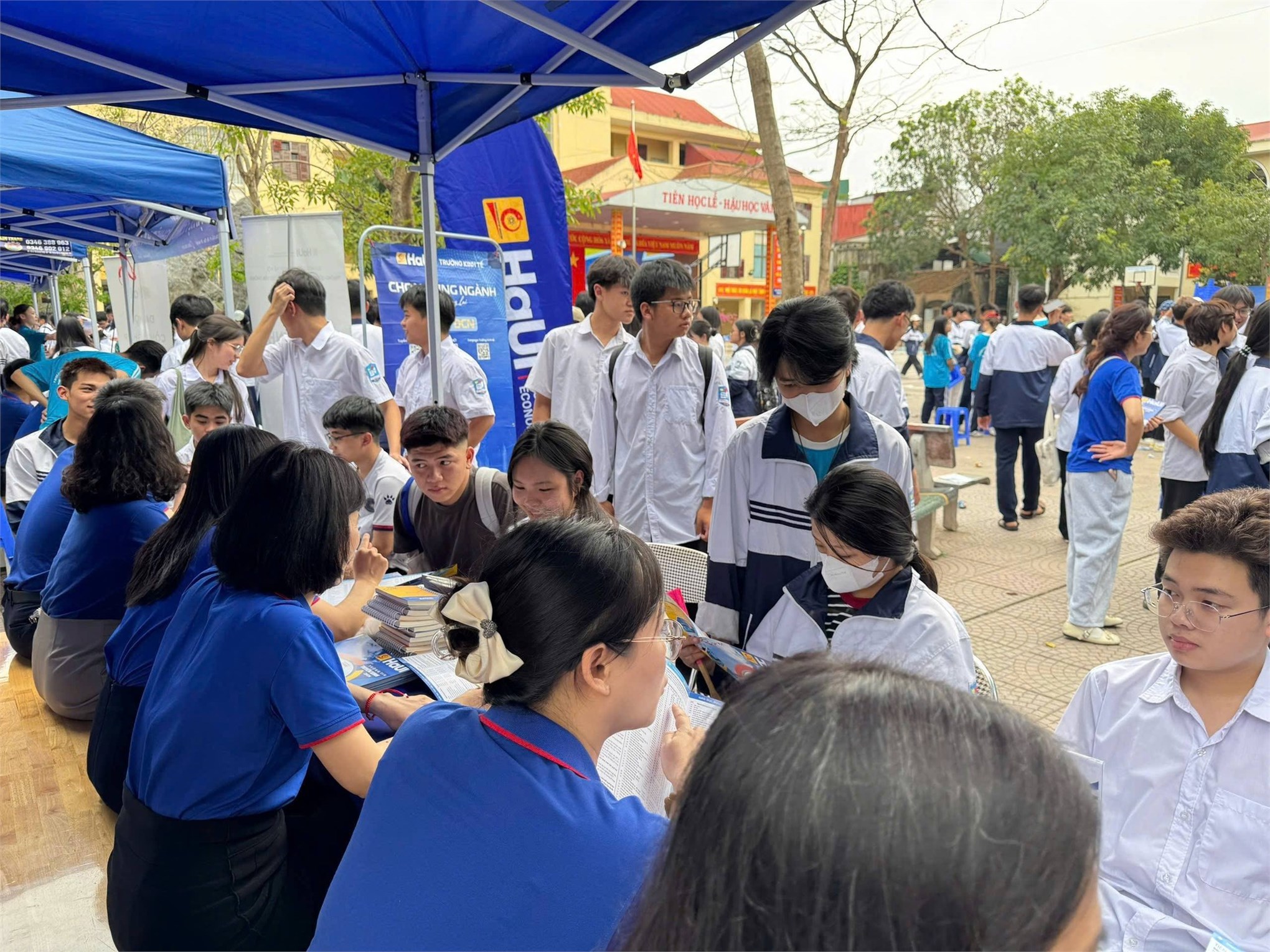 Trường Kinh tế, Đại học Công nghiệp Hà Nội tư vấn hướng nghiệp và tuyển sinh tại Trường THPT Lý Thái Tổ