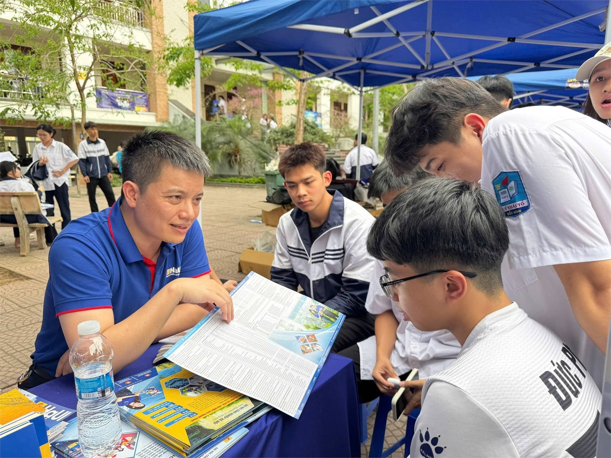 Trường Kinh tế, Đại học Công nghiệp Hà Nội tư vấn hướng nghiệp và tuyển sinh tại Trường THPT Lý Thái Tổ