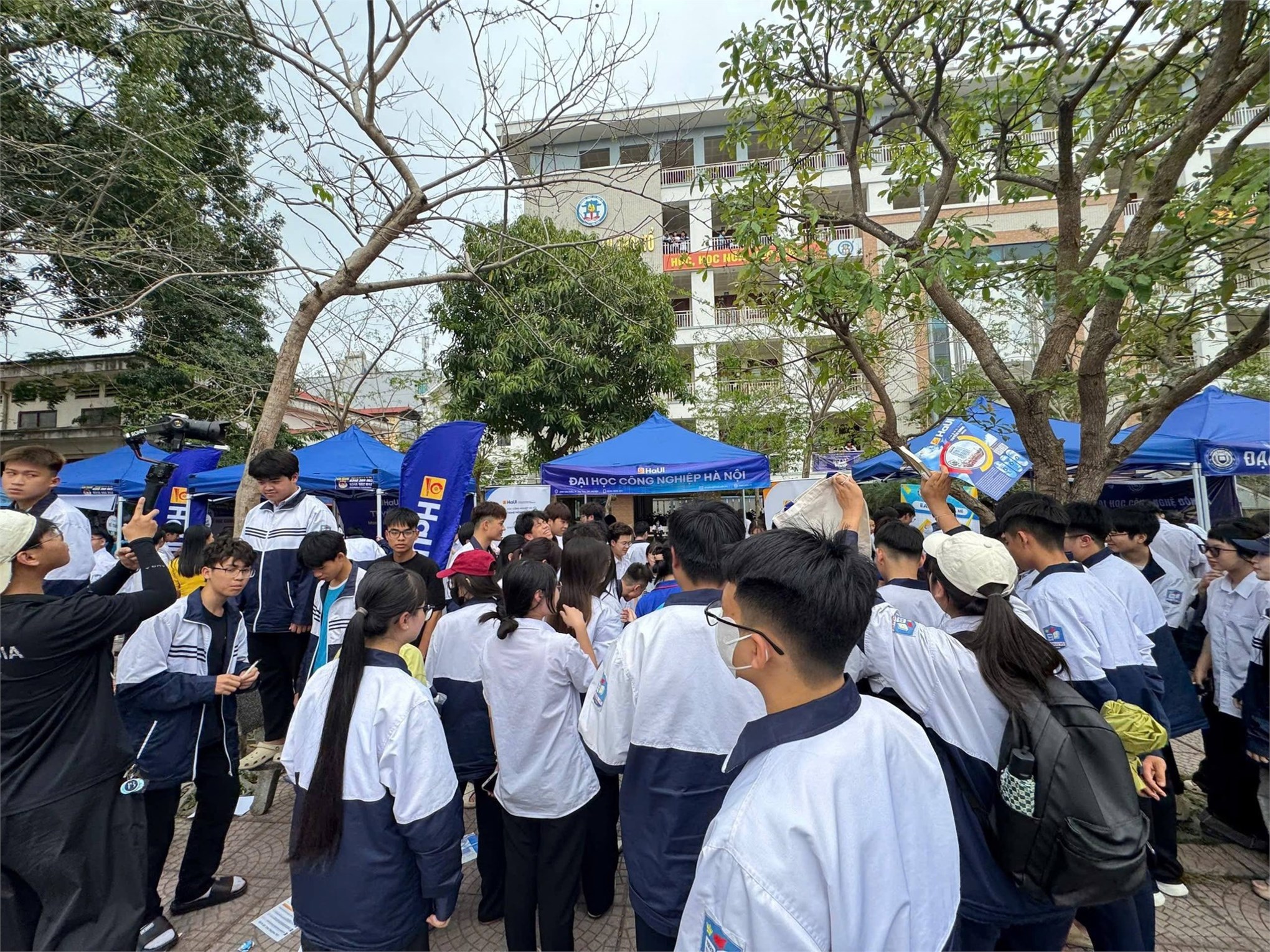 Trường Kinh tế, Đại học Công nghiệp Hà Nội tư vấn hướng nghiệp và tuyển sinh tại Trường THPT Lý Thái Tổ