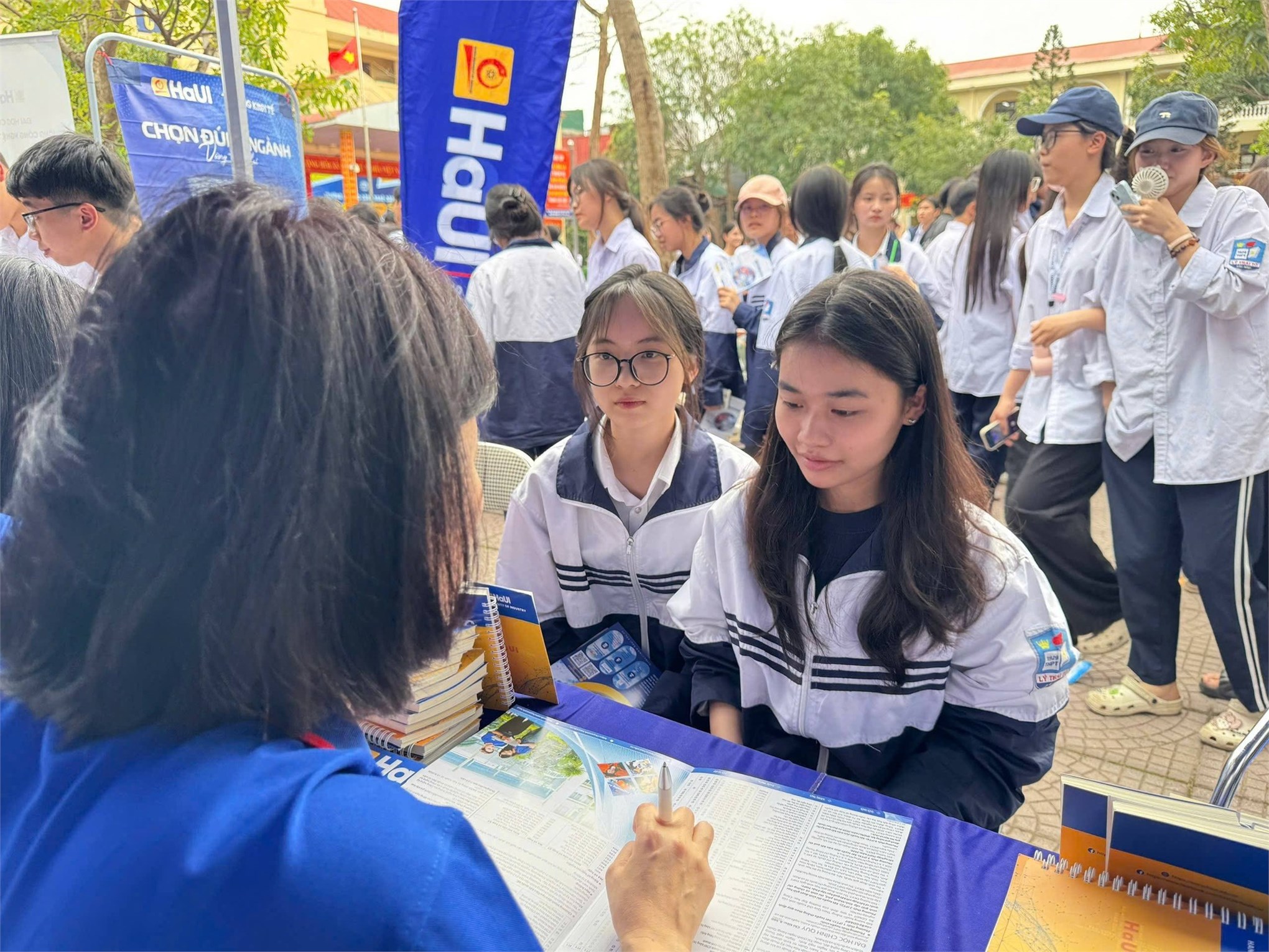 Trường Kinh tế, Đại học Công nghiệp Hà Nội tư vấn hướng nghiệp và tuyển sinh tại Trường THPT Lý Thái Tổ