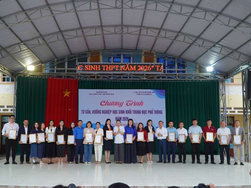 Trường Kinh tế, Đại học Công nghiệp Hà Nội tư vấn hướng nghiệp và tuyển sinh tại Trường THPT Yên Dũng số 2