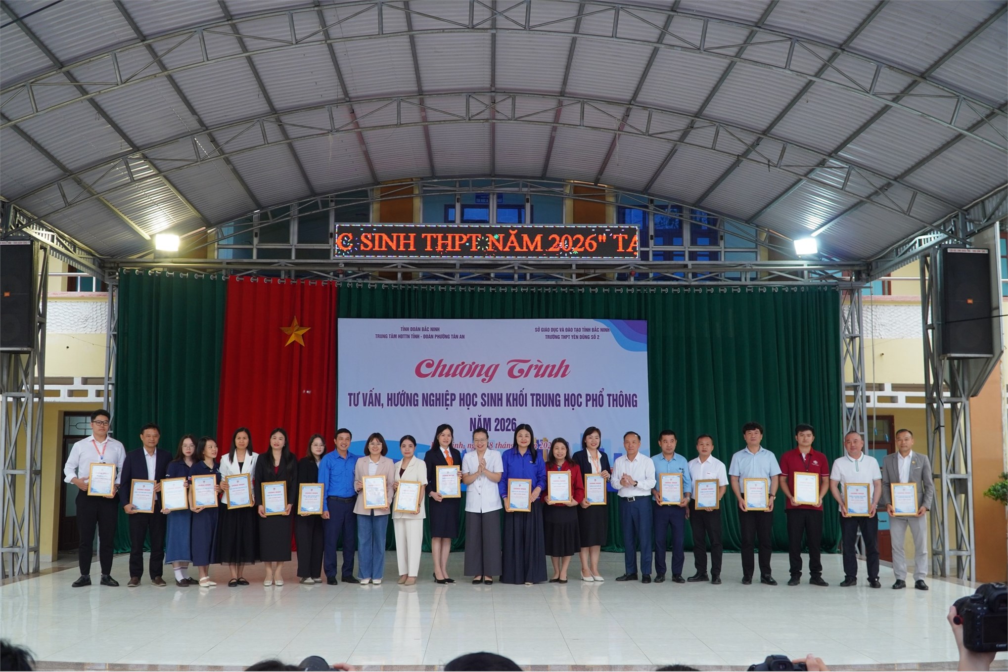 Trường Kinh tế, Đại học Công nghiệp Hà Nội tư vấn hướng nghiệp và tuyển sinh tại Trường THPT Yên Dũng số 2