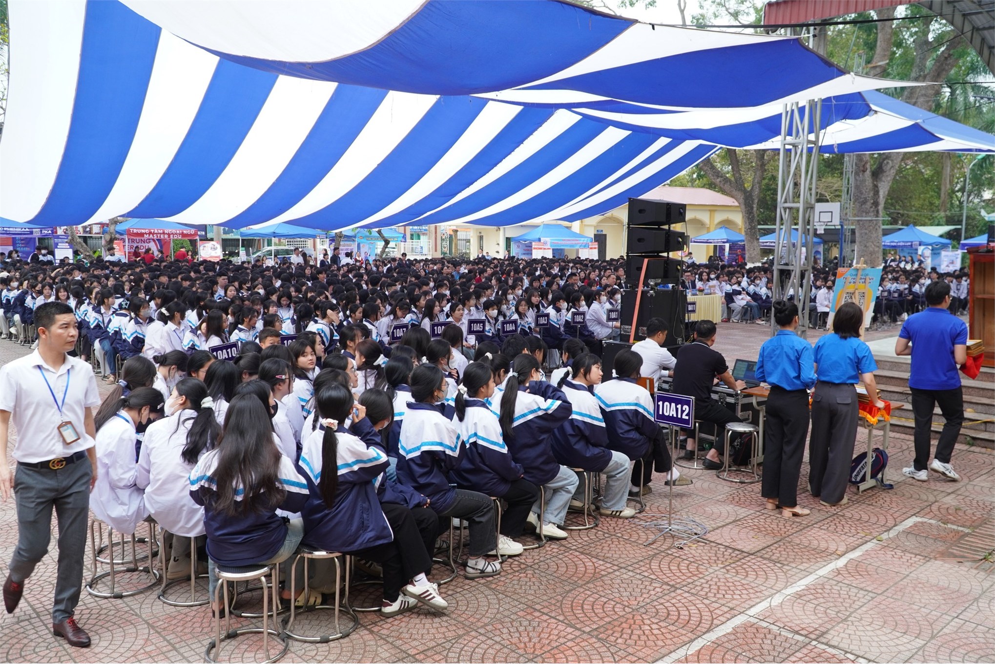 Trường Kinh tế, Đại học Công nghiệp Hà Nội tư vấn hướng nghiệp và tuyển sinh tại Trường THPT Yên Dũng số 2