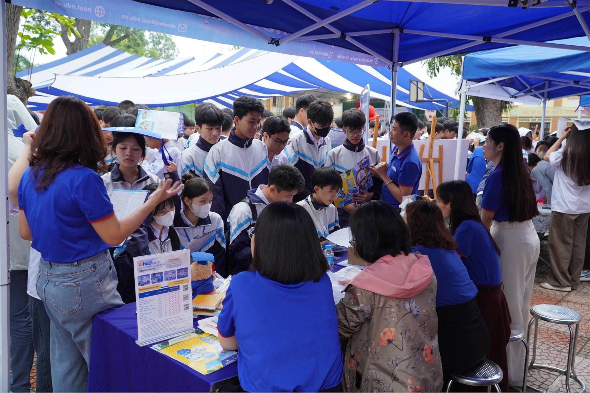Trường Kinh tế, Đại học Công nghiệp Hà Nội tư vấn hướng nghiệp và tuyển sinh tại Trường THPT Yên Dũng số 2