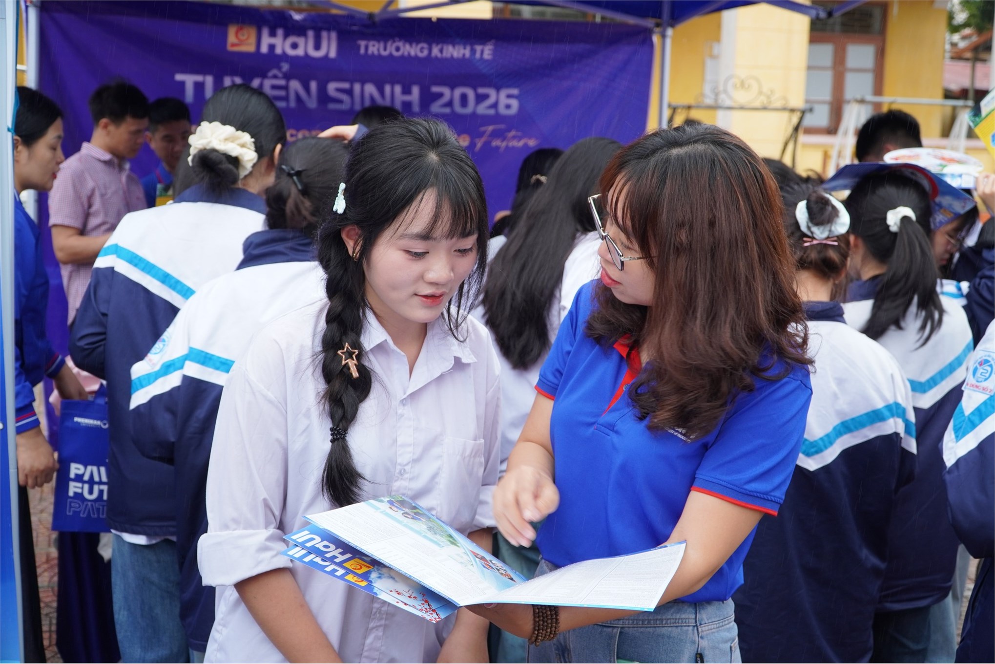 Trường Kinh tế, Đại học Công nghiệp Hà Nội tư vấn hướng nghiệp và tuyển sinh tại Trường THPT Yên Dũng số 2