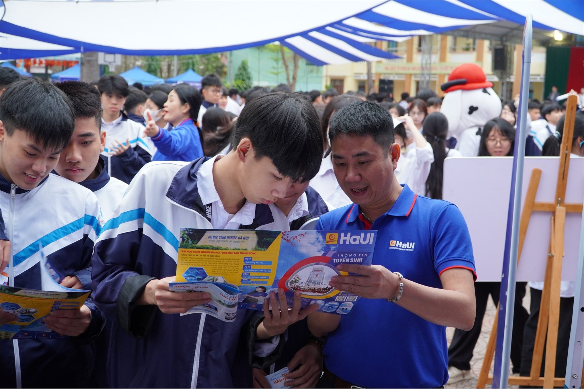 Trường Kinh tế, Đại học Công nghiệp Hà Nội tư vấn hướng nghiệp và tuyển sinh tại Trường THPT Yên Dũng số 2