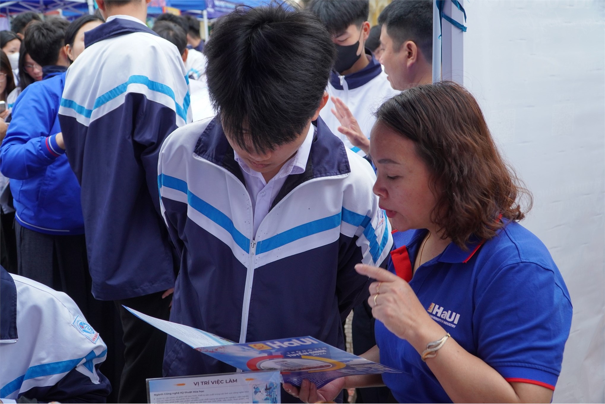 Trường Kinh tế, Đại học Công nghiệp Hà Nội tư vấn hướng nghiệp và tuyển sinh tại Trường THPT Yên Dũng số 2