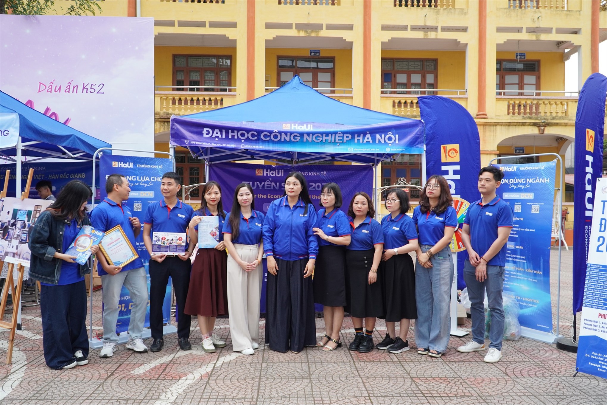 Trường Kinh tế, Đại học Công nghiệp Hà Nội tư vấn hướng nghiệp và tuyển sinh tại Trường THPT Yên Dũng số 2