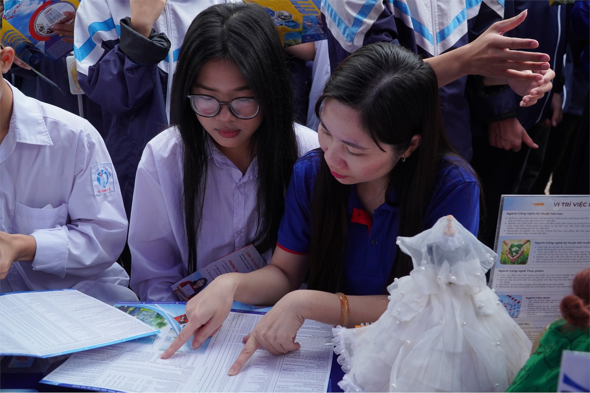 Trường Kinh tế, Đại học Công nghiệp Hà Nội tư vấn hướng nghiệp và tuyển sinh tại Trường THPT Yên Dũng số 2