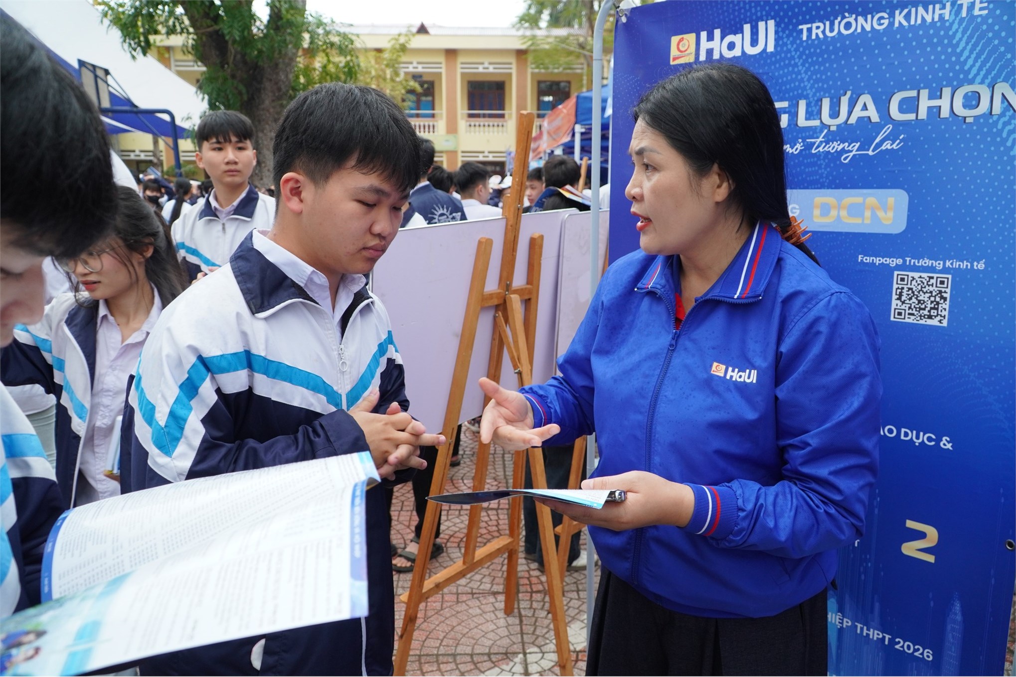 Trường Kinh tế, Đại học Công nghiệp Hà Nội tư vấn hướng nghiệp và tuyển sinh tại Trường THPT Yên Dũng số 2