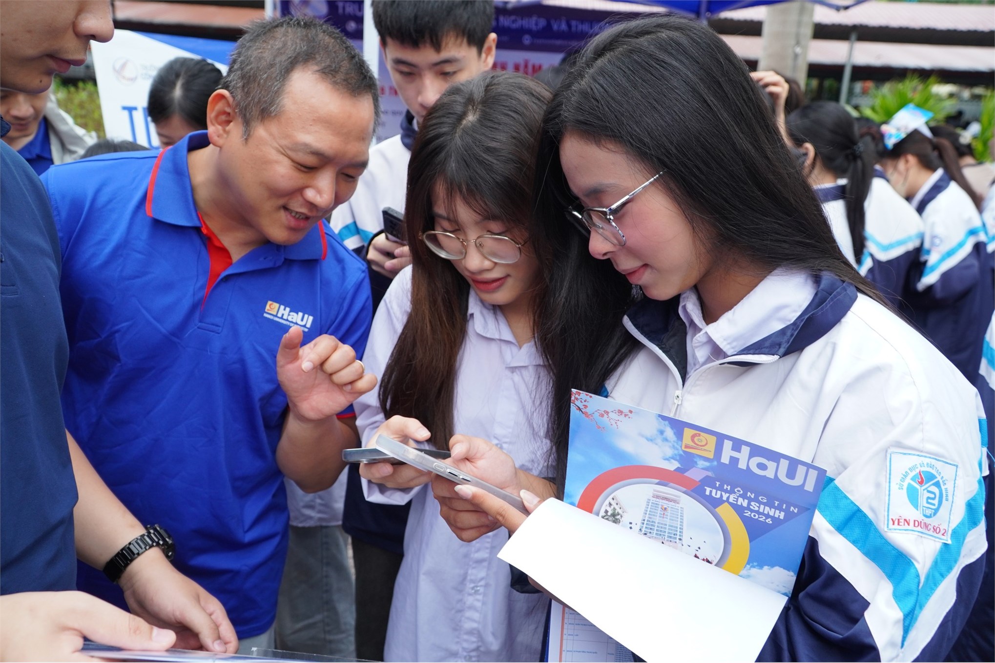 Trường Kinh tế, Đại học Công nghiệp Hà Nội tư vấn hướng nghiệp và tuyển sinh tại Trường THPT Yên Dũng số 2