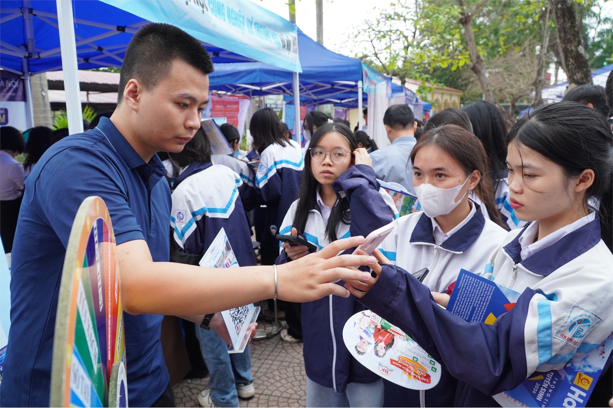 Trường Kinh tế, Đại học Công nghiệp Hà Nội tư vấn hướng nghiệp và tuyển sinh tại Trường THPT Yên Dũng số 2