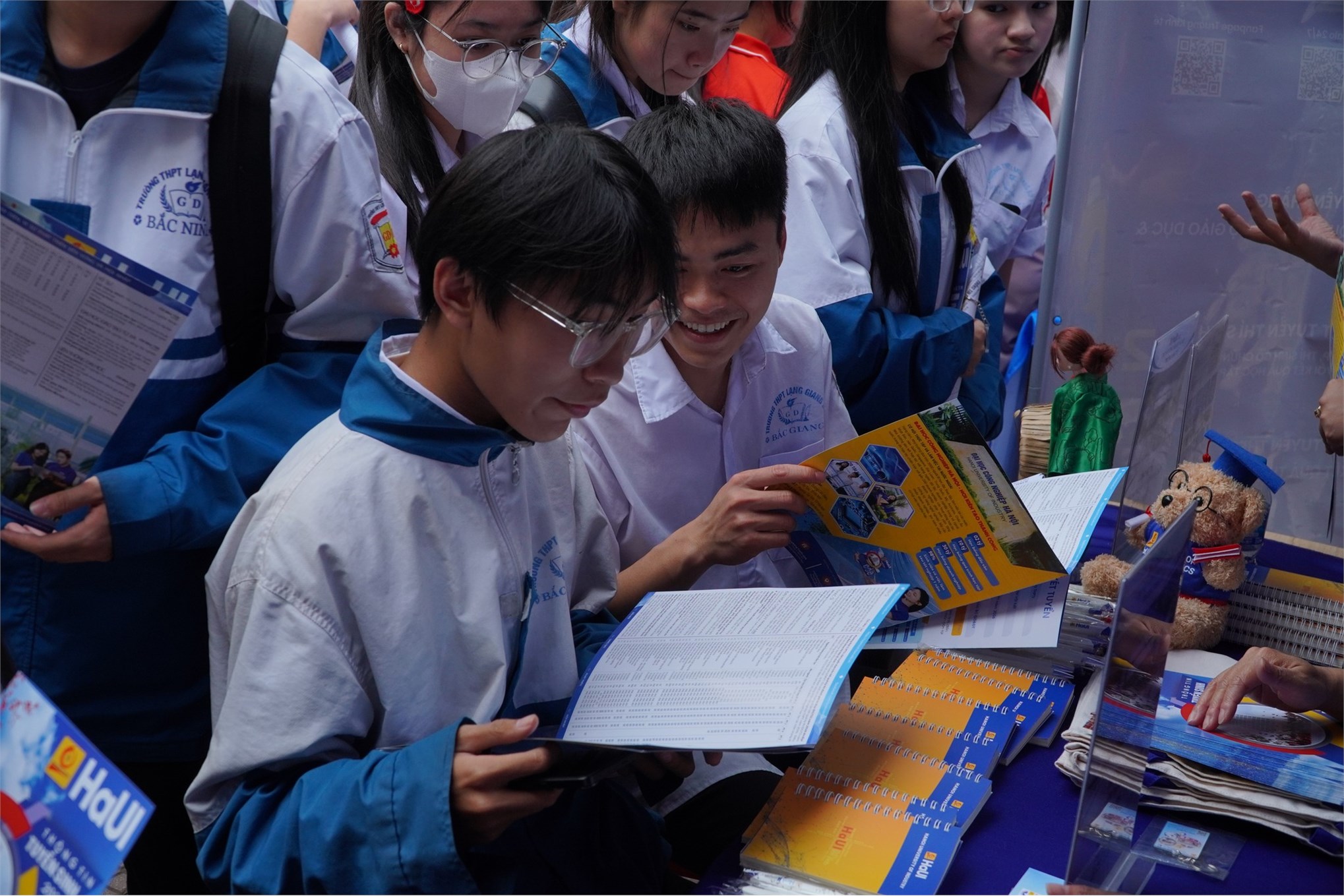 Trường Kinh tế, Đại học Công nghiệp Hà Nội tư vấn hướng nghiệp và tuyển sinh tại Trường THPT Lạng Giang số 1