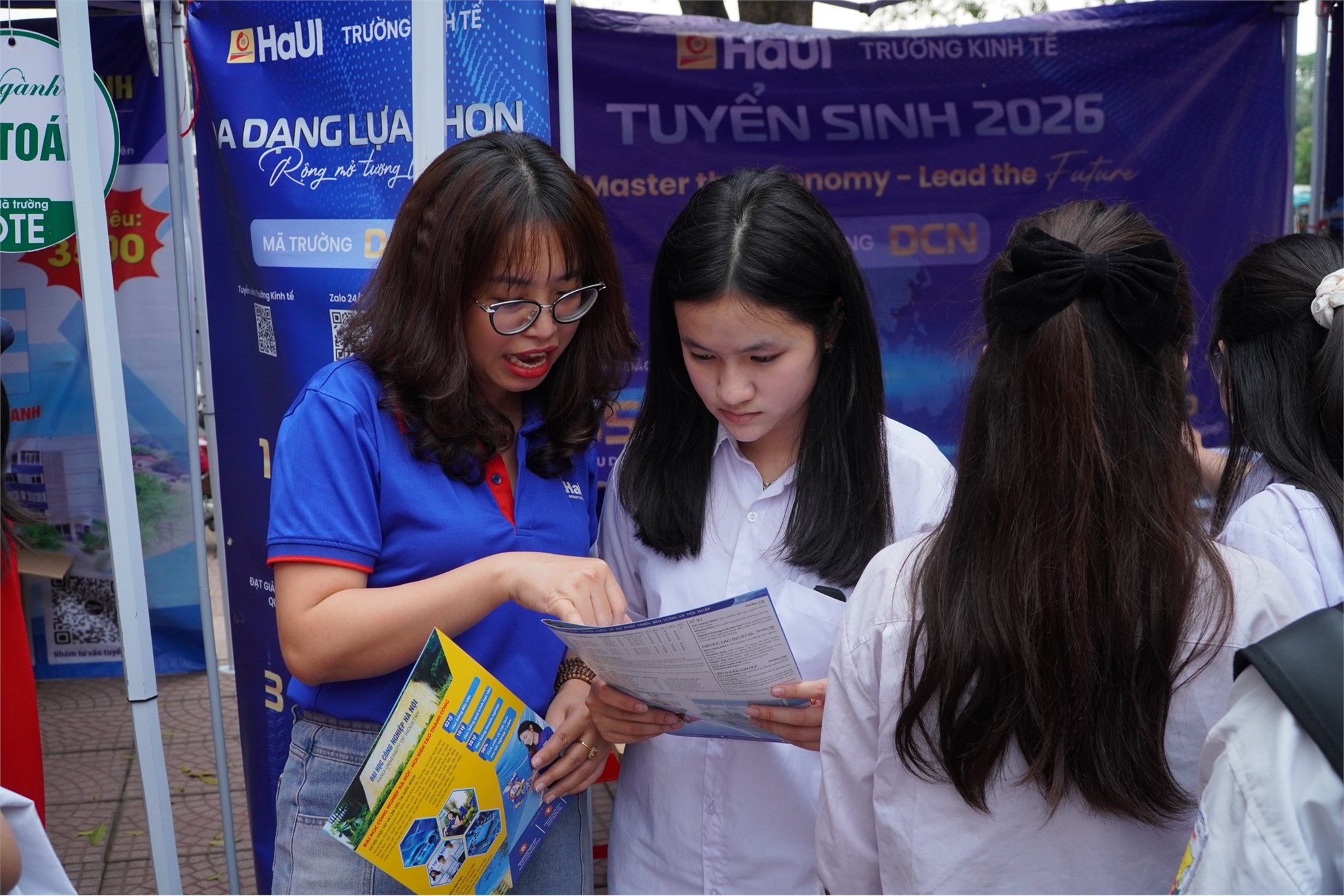 Trường Kinh tế, Đại học Công nghiệp Hà Nội tư vấn hướng nghiệp và tuyển sinh tại Trường THPT Lạng Giang số 1