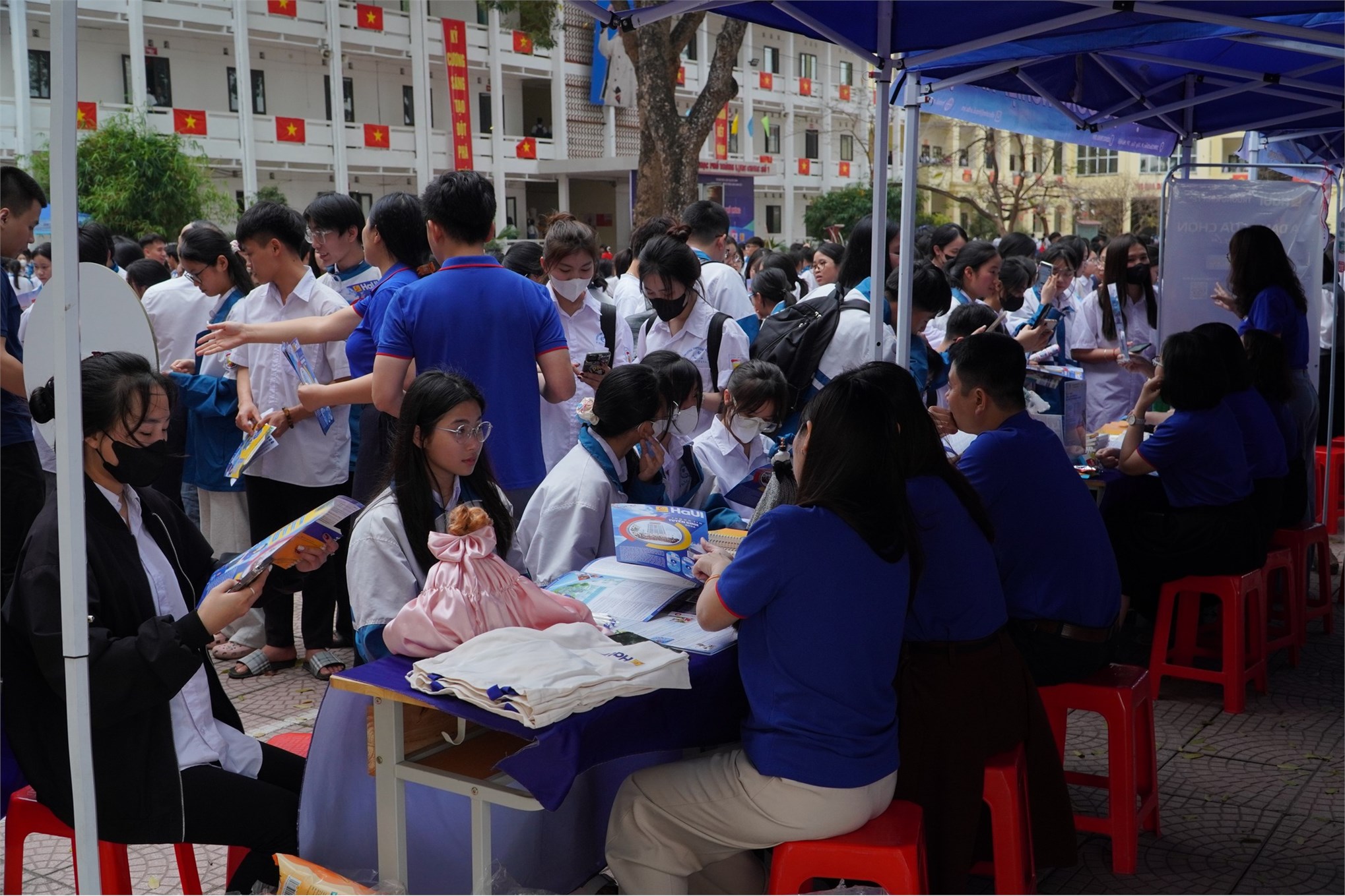 Trường Kinh tế, Đại học Công nghiệp Hà Nội tư vấn hướng nghiệp và tuyển sinh tại Trường THPT Lạng Giang số 1