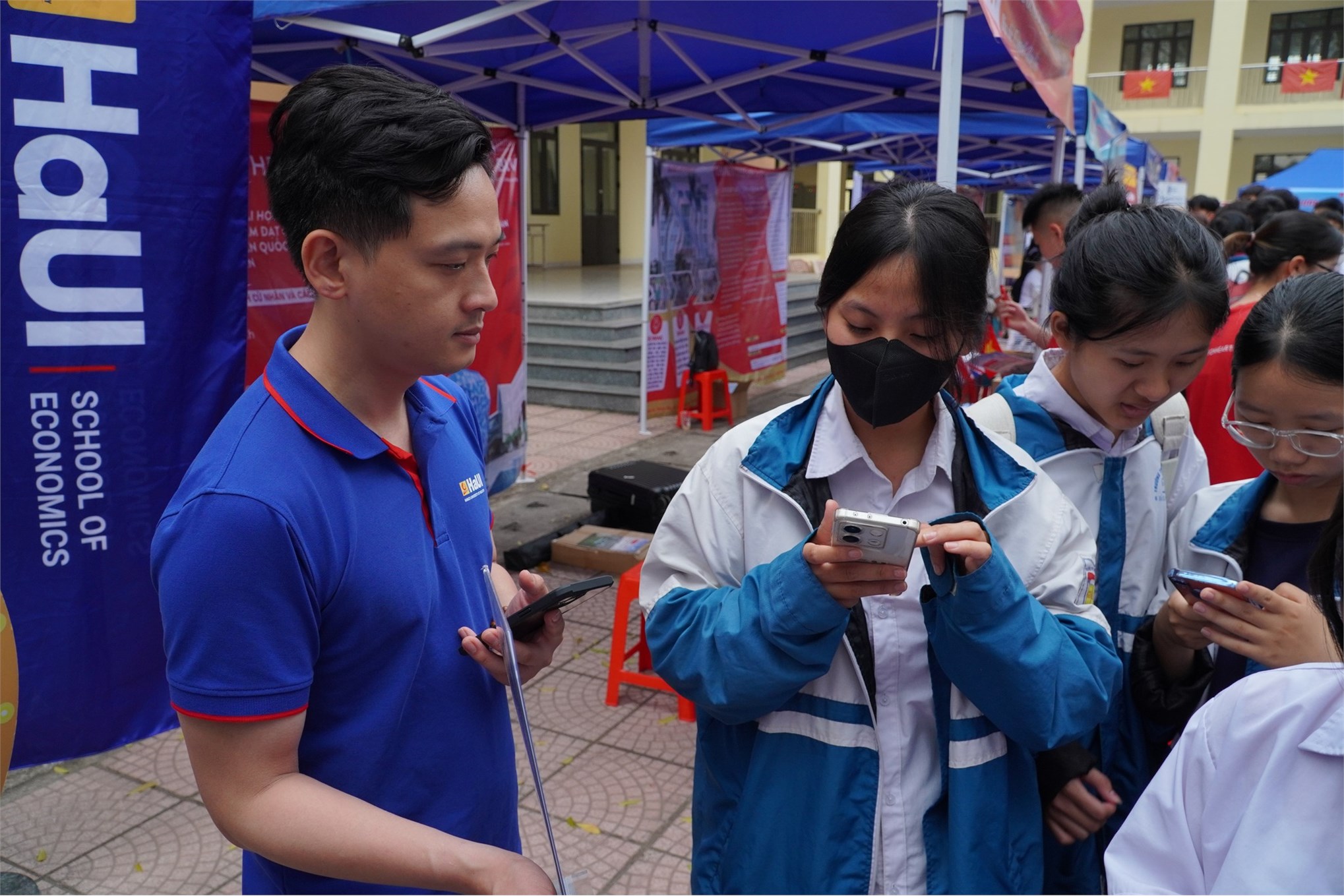 Trường Kinh tế, Đại học Công nghiệp Hà Nội tư vấn hướng nghiệp và tuyển sinh tại Trường THPT Lạng Giang số 1