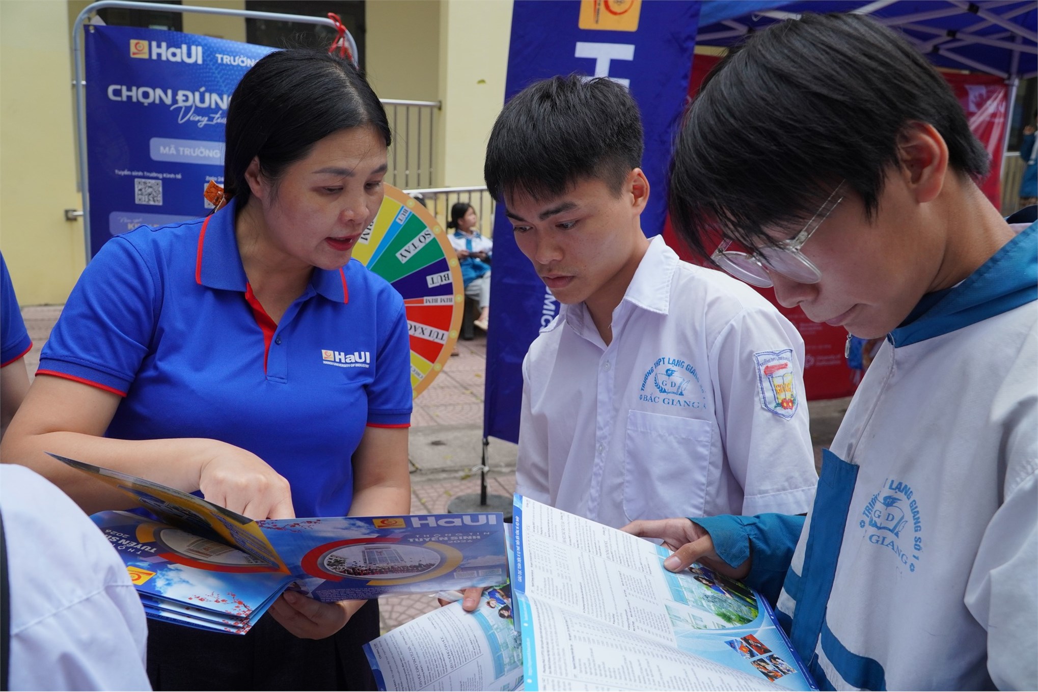 Trường Kinh tế, Đại học Công nghiệp Hà Nội tư vấn hướng nghiệp và tuyển sinh tại Trường THPT Lạng Giang số 1