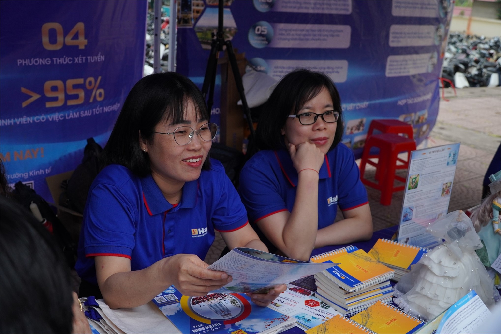 Trường Kinh tế, Đại học Công nghiệp Hà Nội tư vấn hướng nghiệp và tuyển sinh tại Trường THPT Lạng Giang số 1