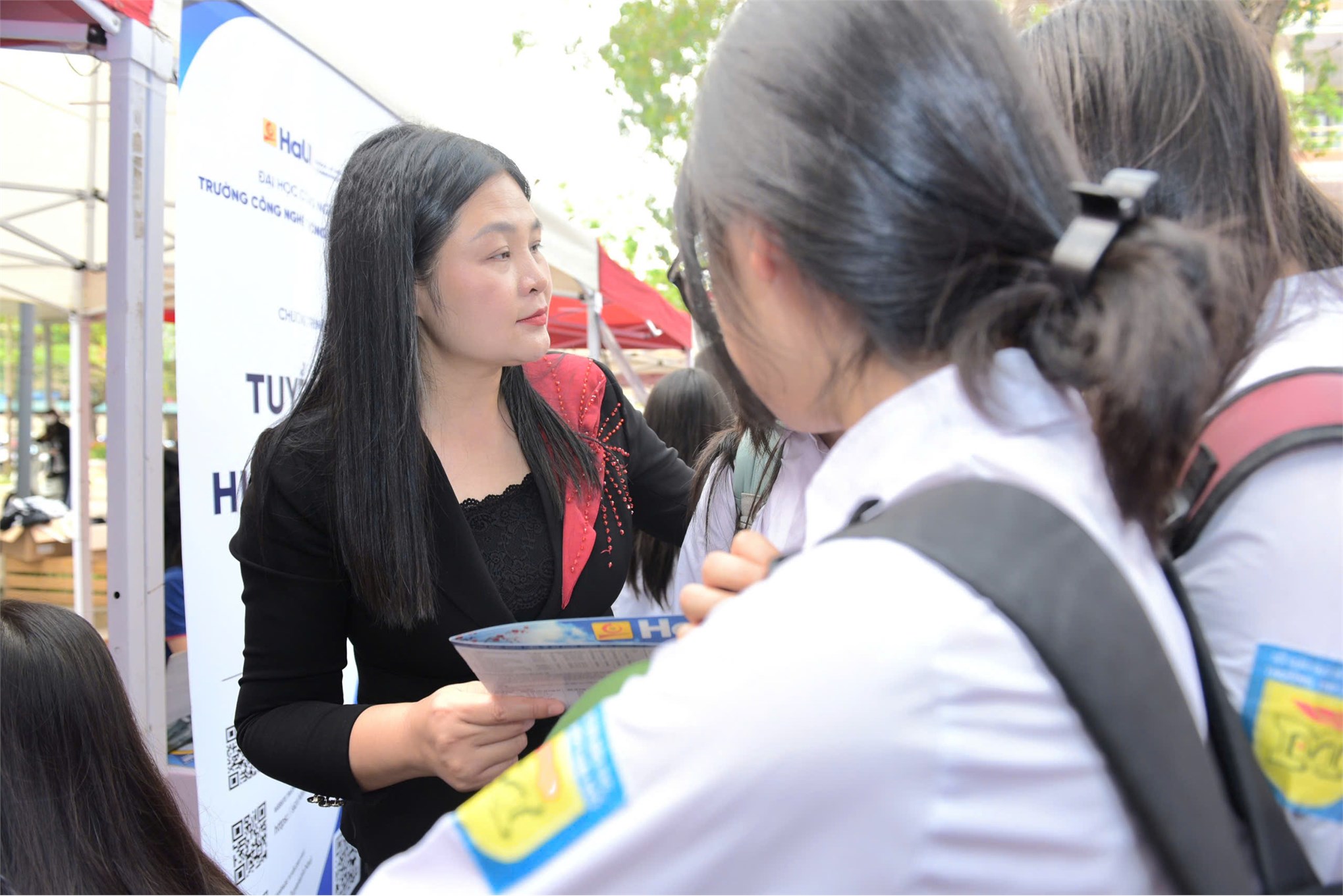 Trường Kinh tế - Đại học Công nghiệp Hà Nội tư vấn hướng nghiệp và tuyển sinh tại Trường THPT Đại Mỗ