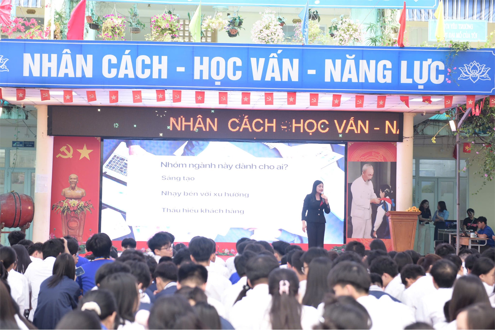 Trường Kinh tế - Đại học Công nghiệp Hà Nội tư vấn hướng nghiệp và tuyển sinh tại Trường THPT Đại Mỗ