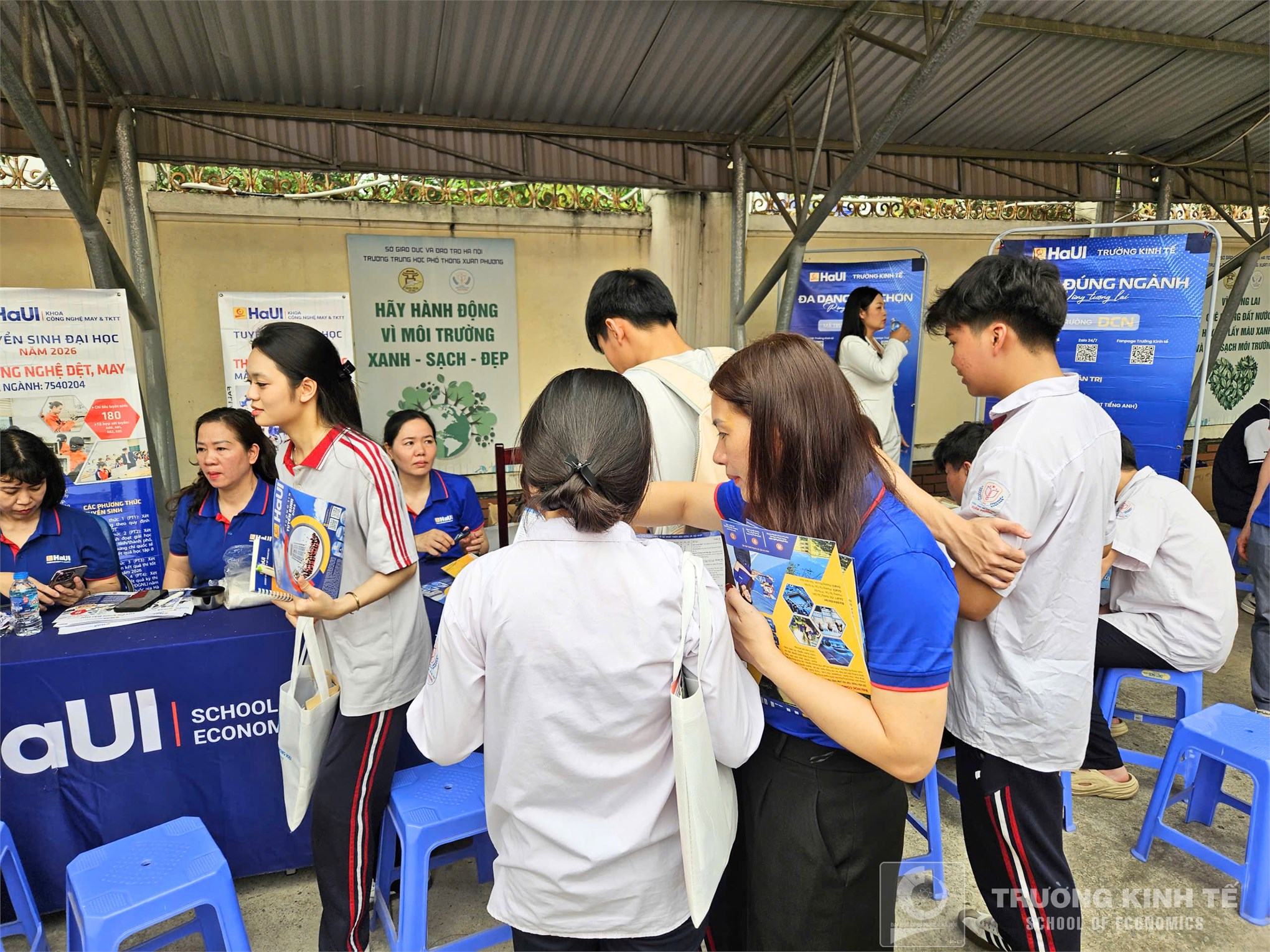 Trường Kinh tế, Đại học Công nghiệp Hà Nội tư vấn hướng nghiệp và tuyển sinh tại Trường THPT Xuân Phương